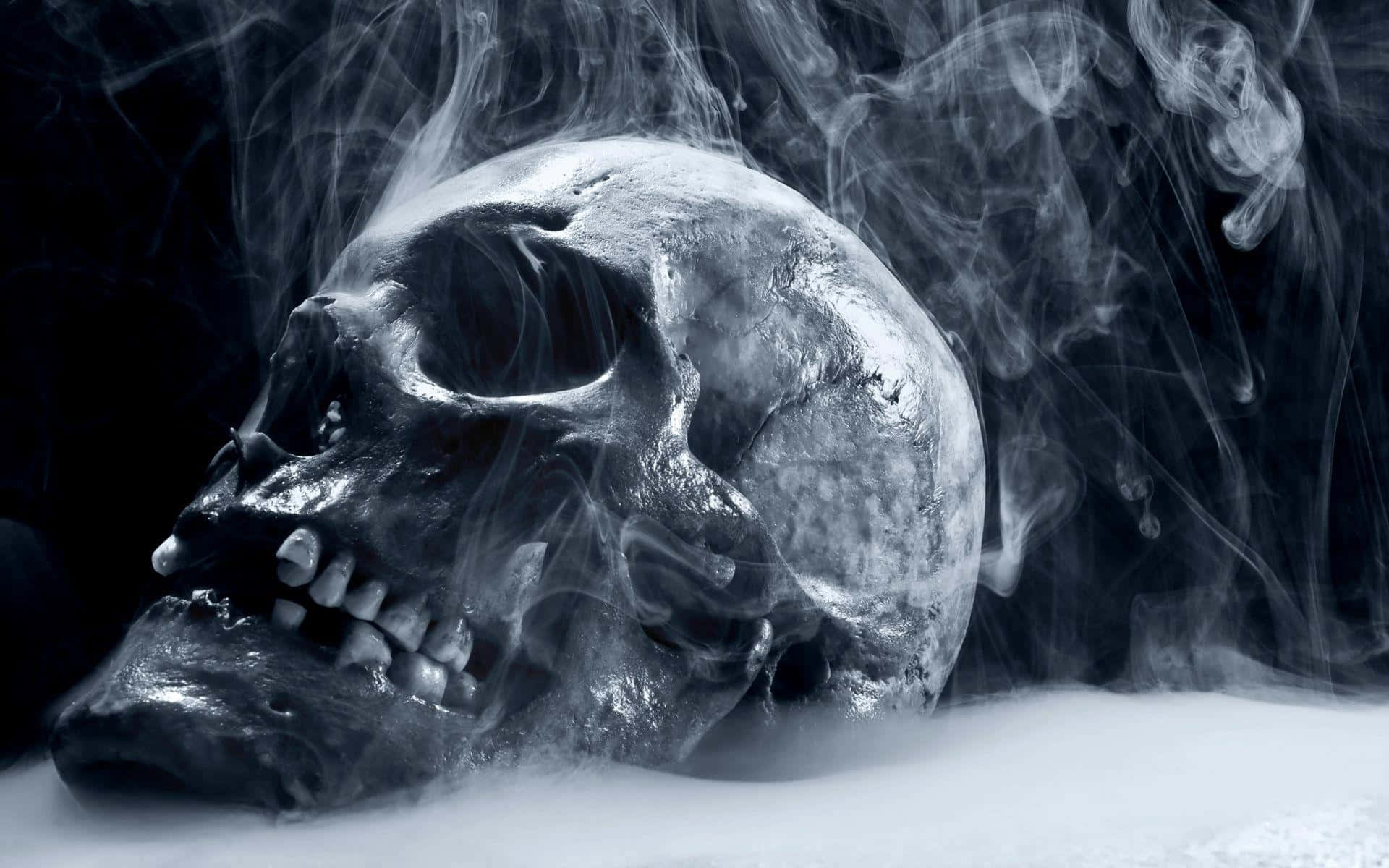 En kranie er i luften med røg, der stiger ud af det Wallpaper
