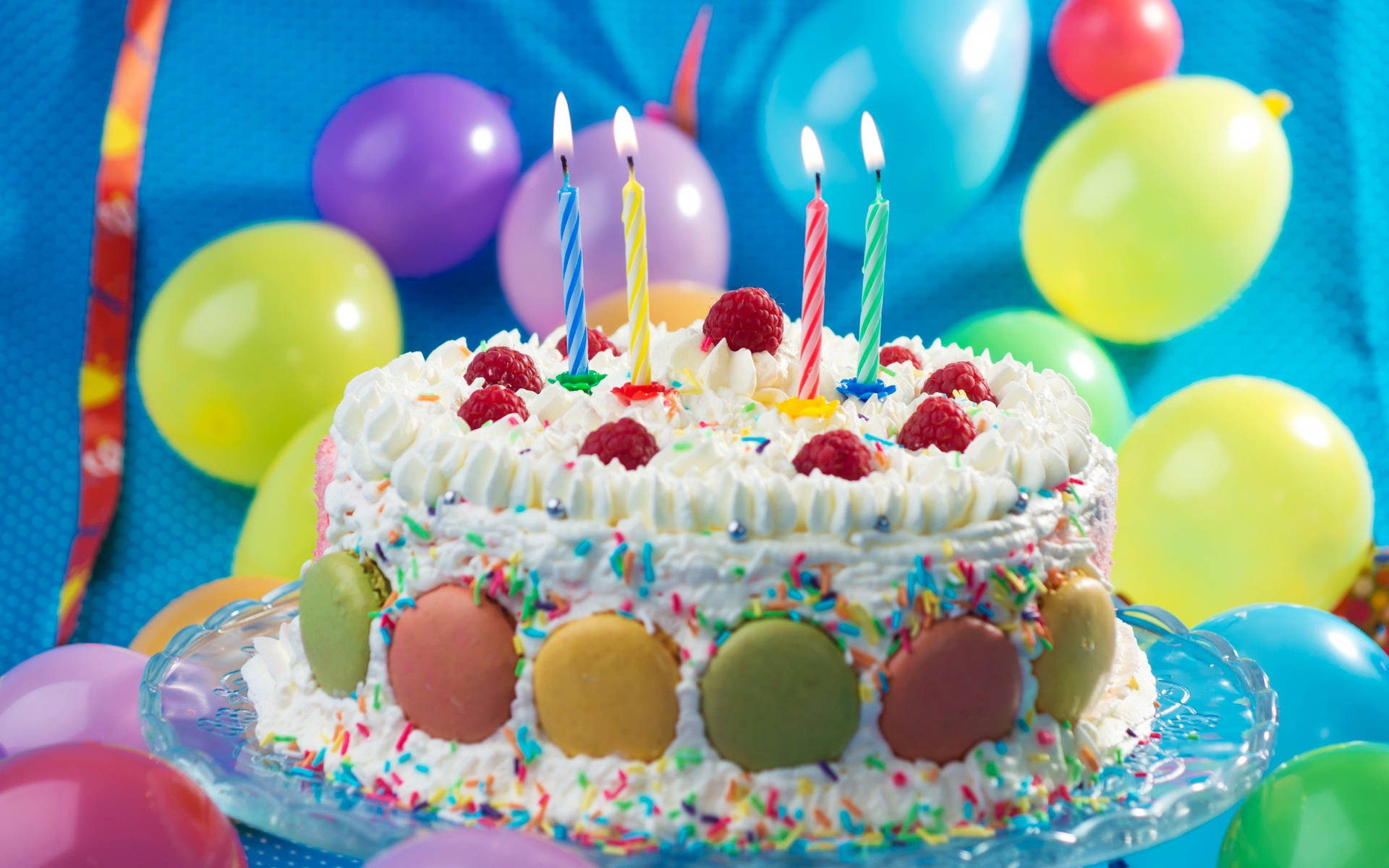 Pastelde Cumpleaños De Fresas Y Macarons Con Velas. Fondo de pantalla
