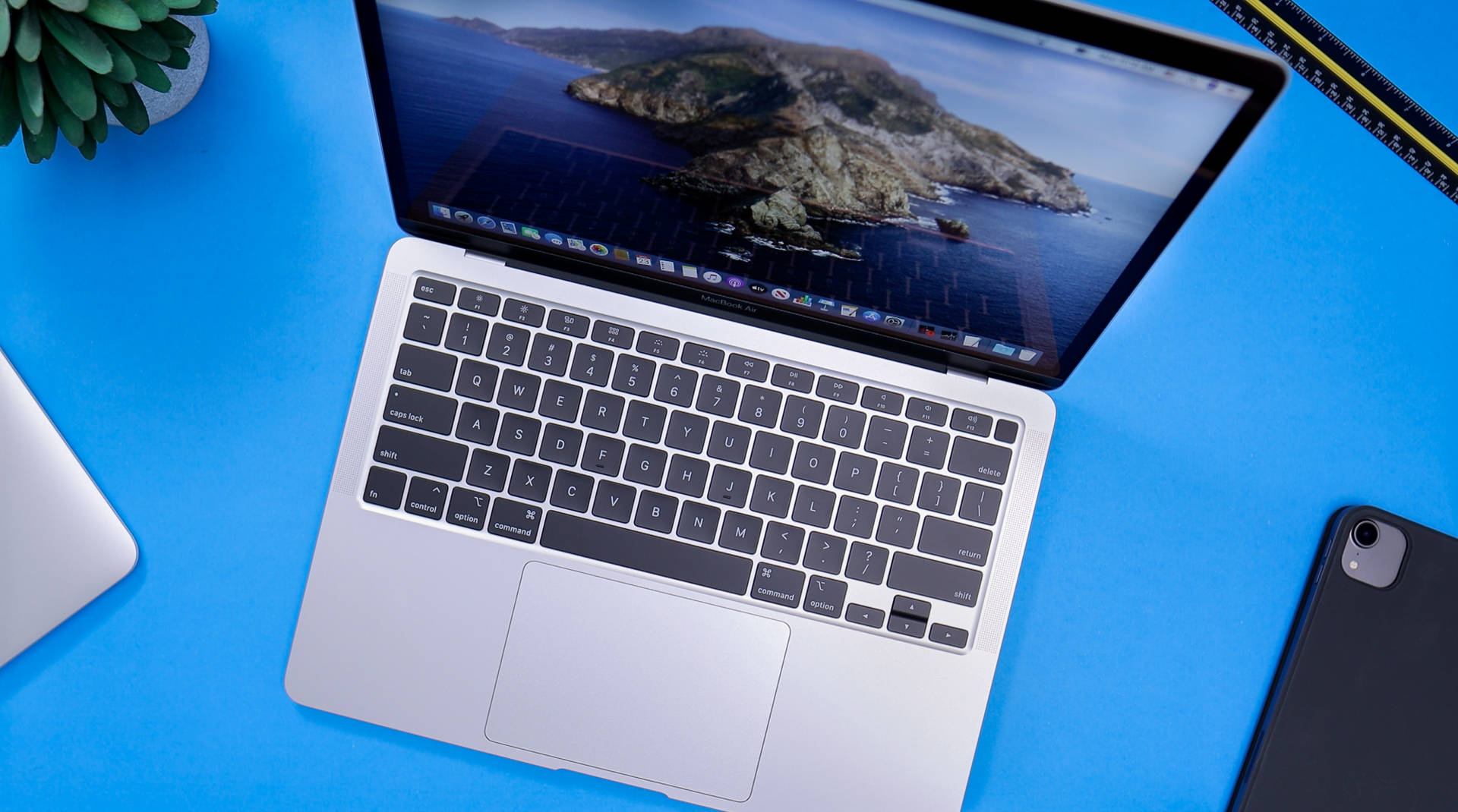 Blå overflade baggrundsbillede til Macbook Air 2020 Wallpaper
