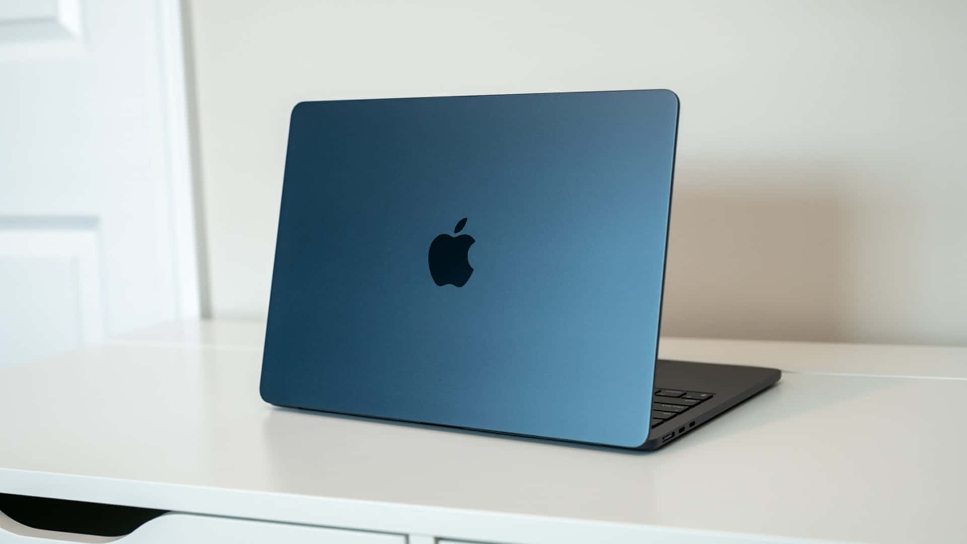 Njutav Överlägsen Klarhet Och Skarpa Färger På Apple Macbook'en.