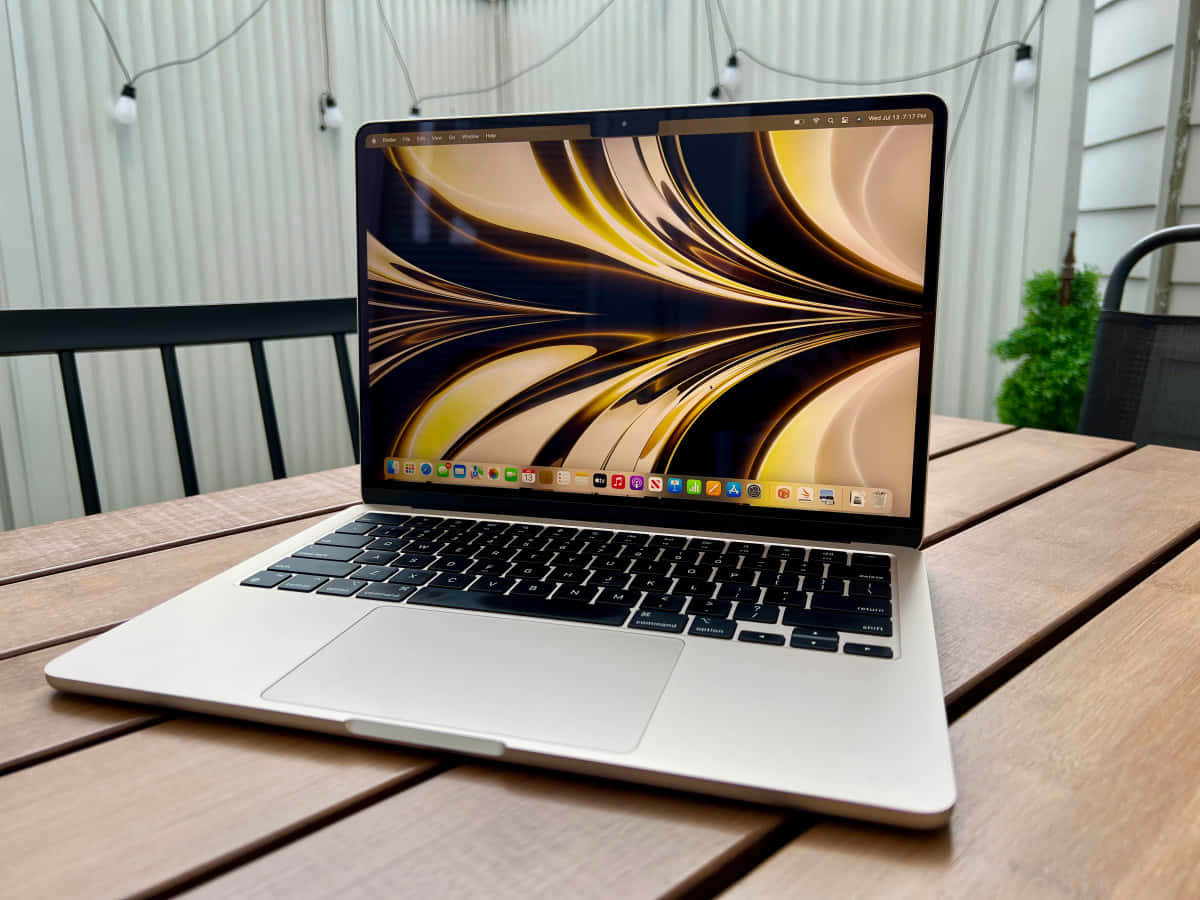 Beeindruckendes Design - Der Macbook Hat Ein Beeindruckendes Design, Das Sich Auf Dem Computer Oder Handy Als Hintergrundbild Großartig Ansehen Lässt.