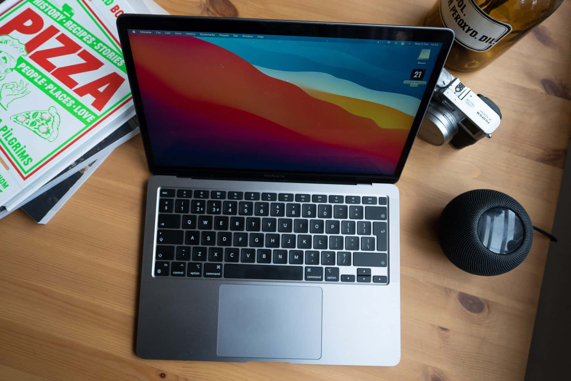 Sølv Macbook med tastaturdesign