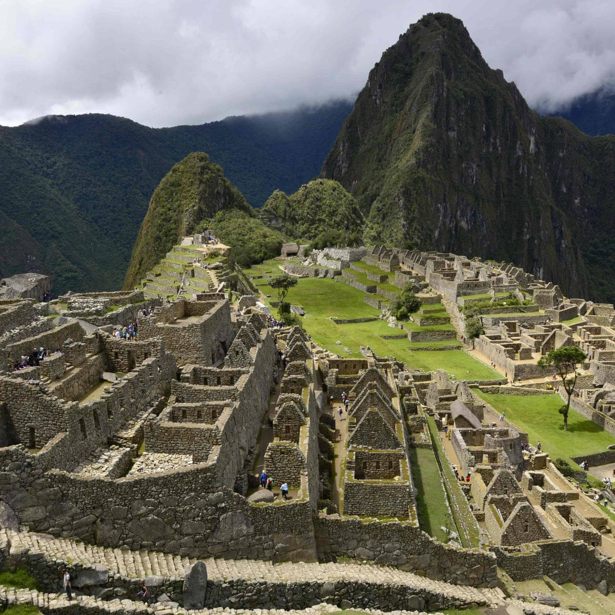 Enthralling Panorama of the Ancient Incan City, Machu Picchu Wallpaper