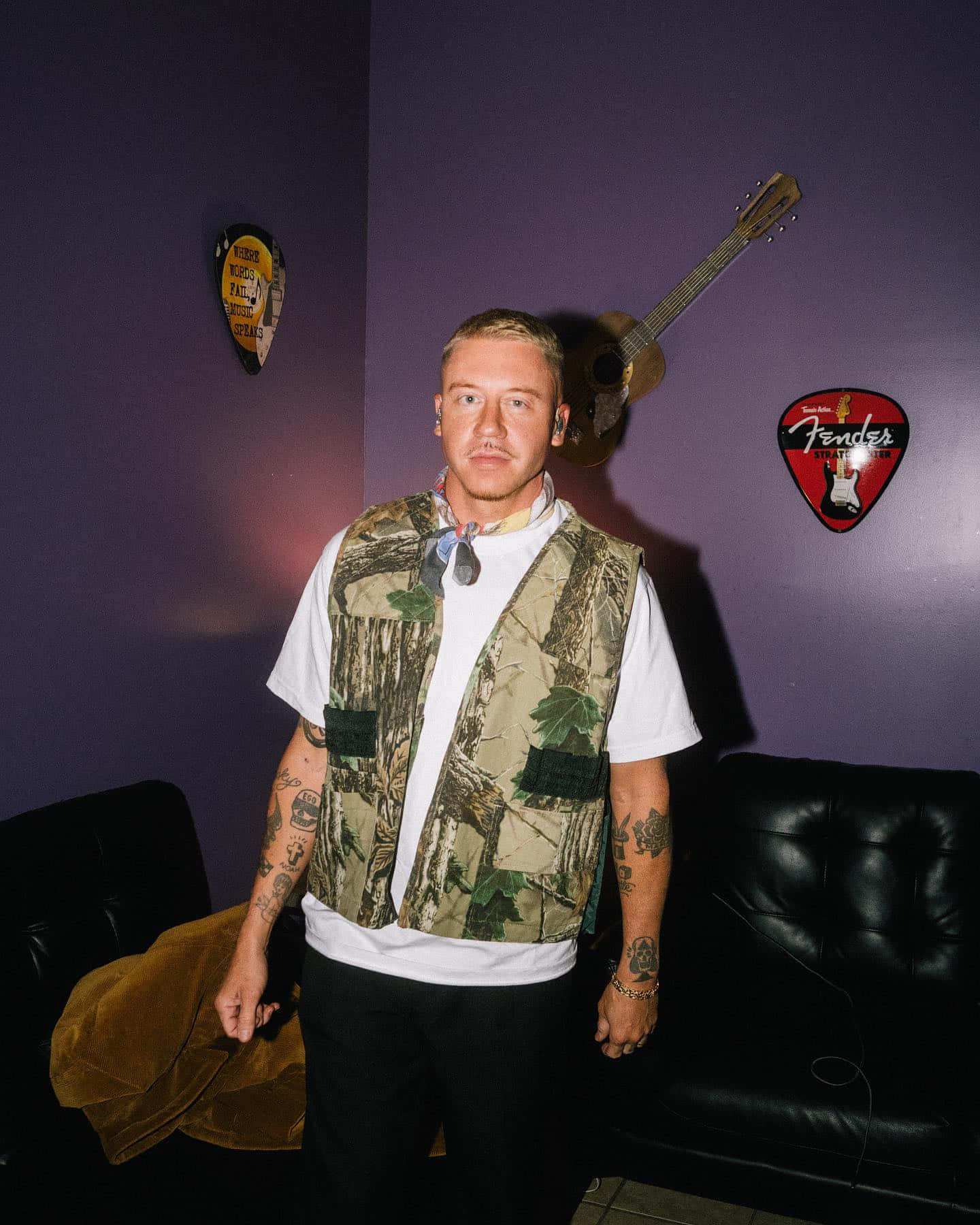 Macklemore In Camouflage Vest Achtergrond