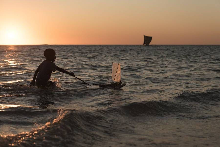 Pôrdo Sol De Madagáscar No Mar. Papel de Parede