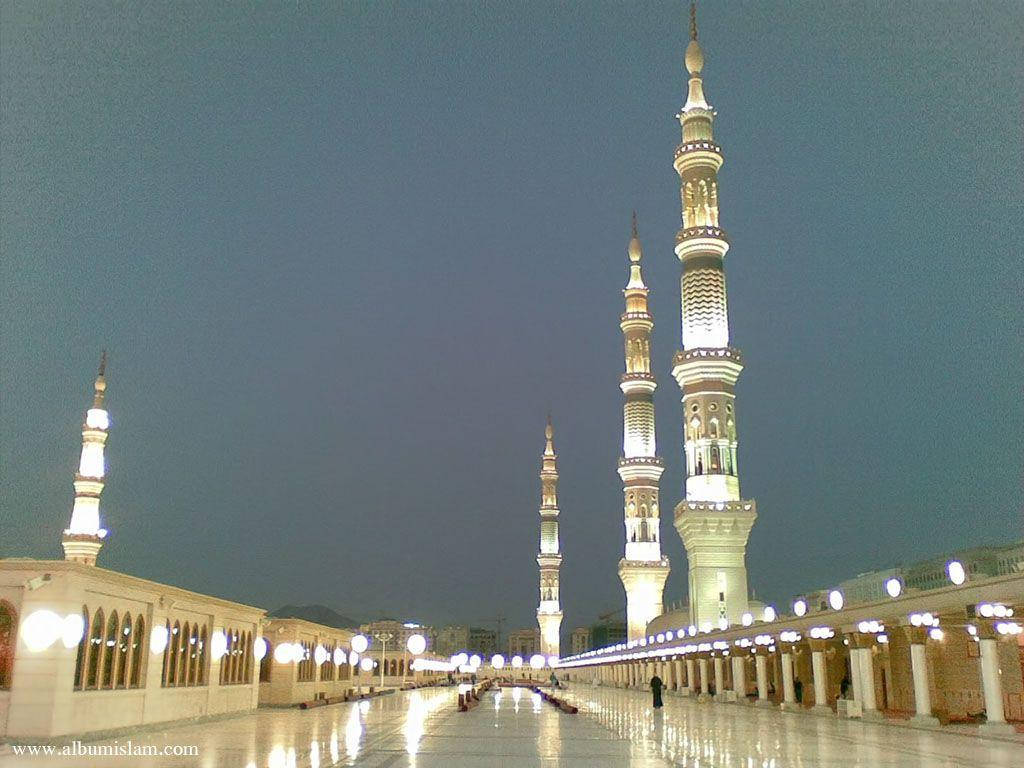 Madina Prophet's Mosque With Hazy Sky Wallpaper