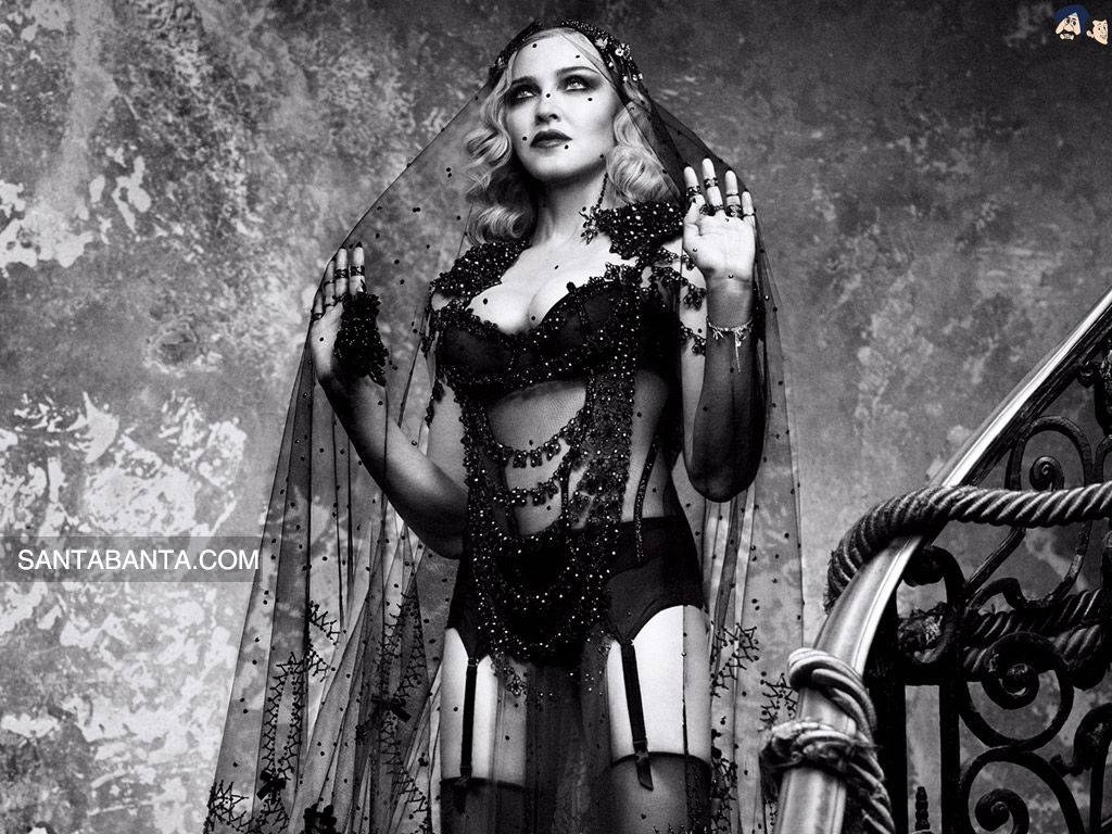 Madonnarockar En Kärleksfull Goth-look På Dator- Eller Mobilbakgrundsbilden. Wallpaper