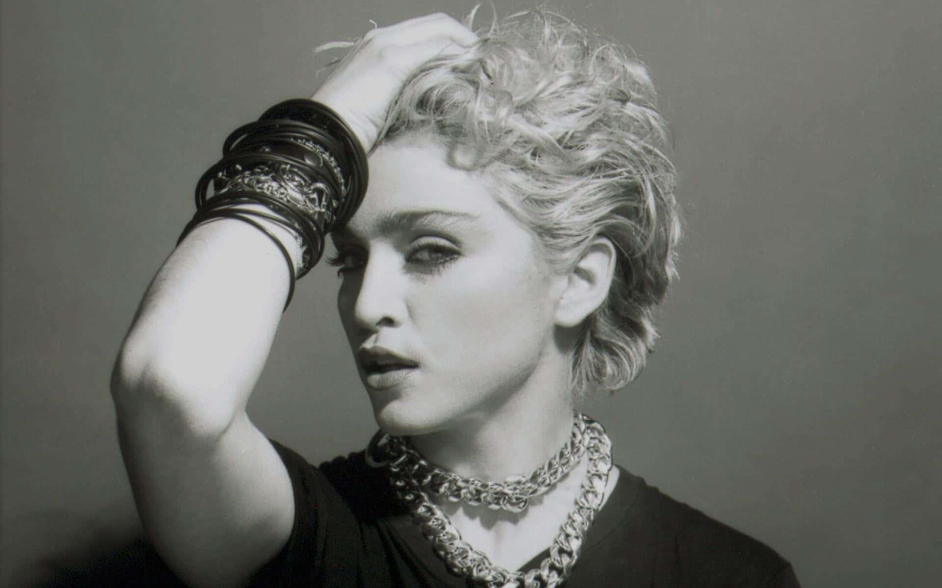 Madonnasynger På Scenen Under Rebel Heart Tour.