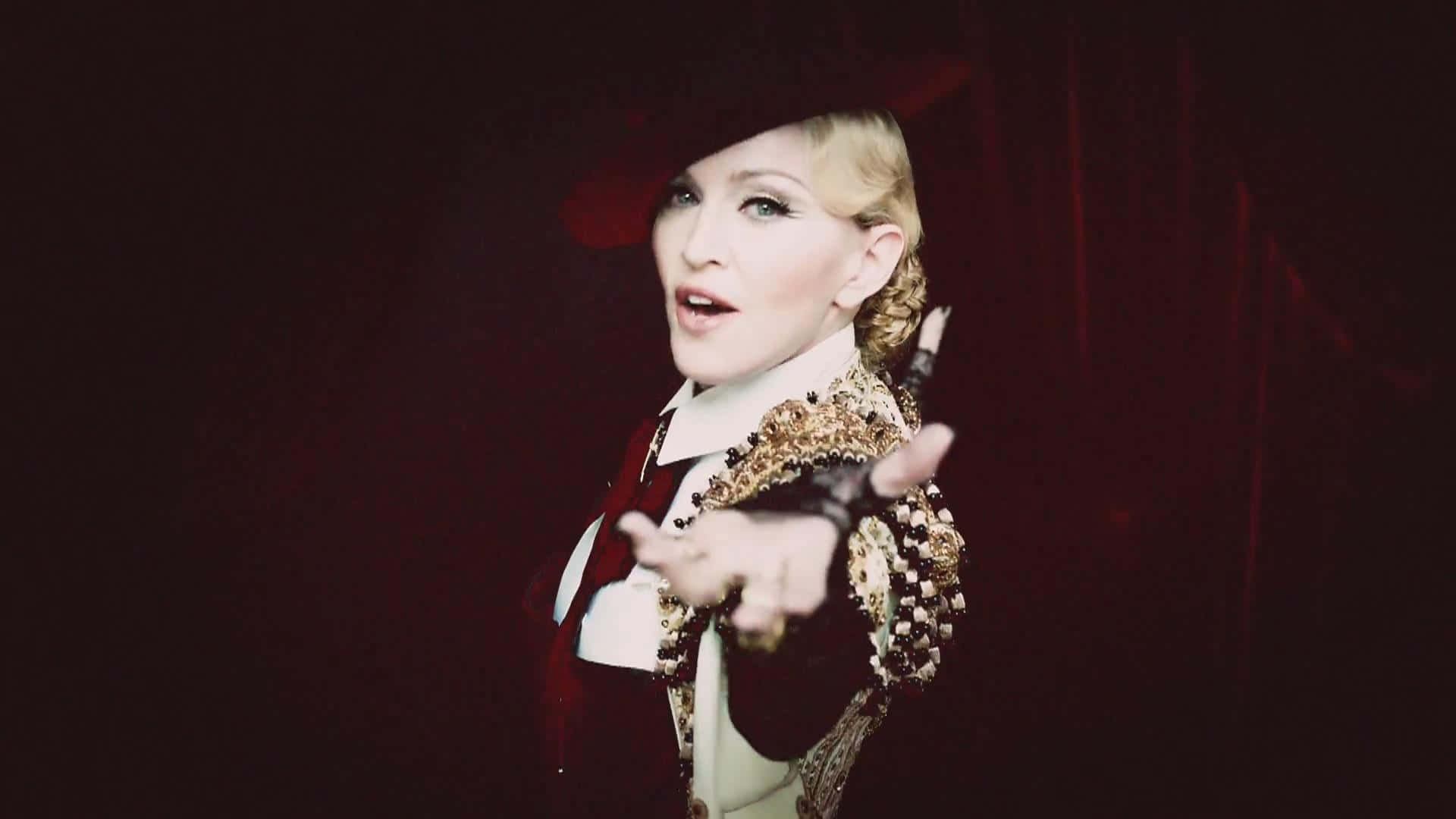 Madonnaverkörpert Ihren Ikonischen Musikvideo-look In Diesem Zeitlosen Porträt.