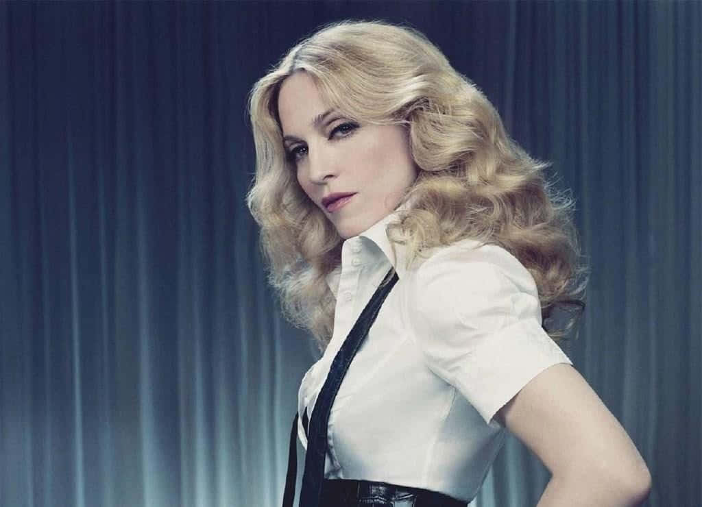 Madonnauna Donna Con Una Camicia Bianca E Bretelle Nere.