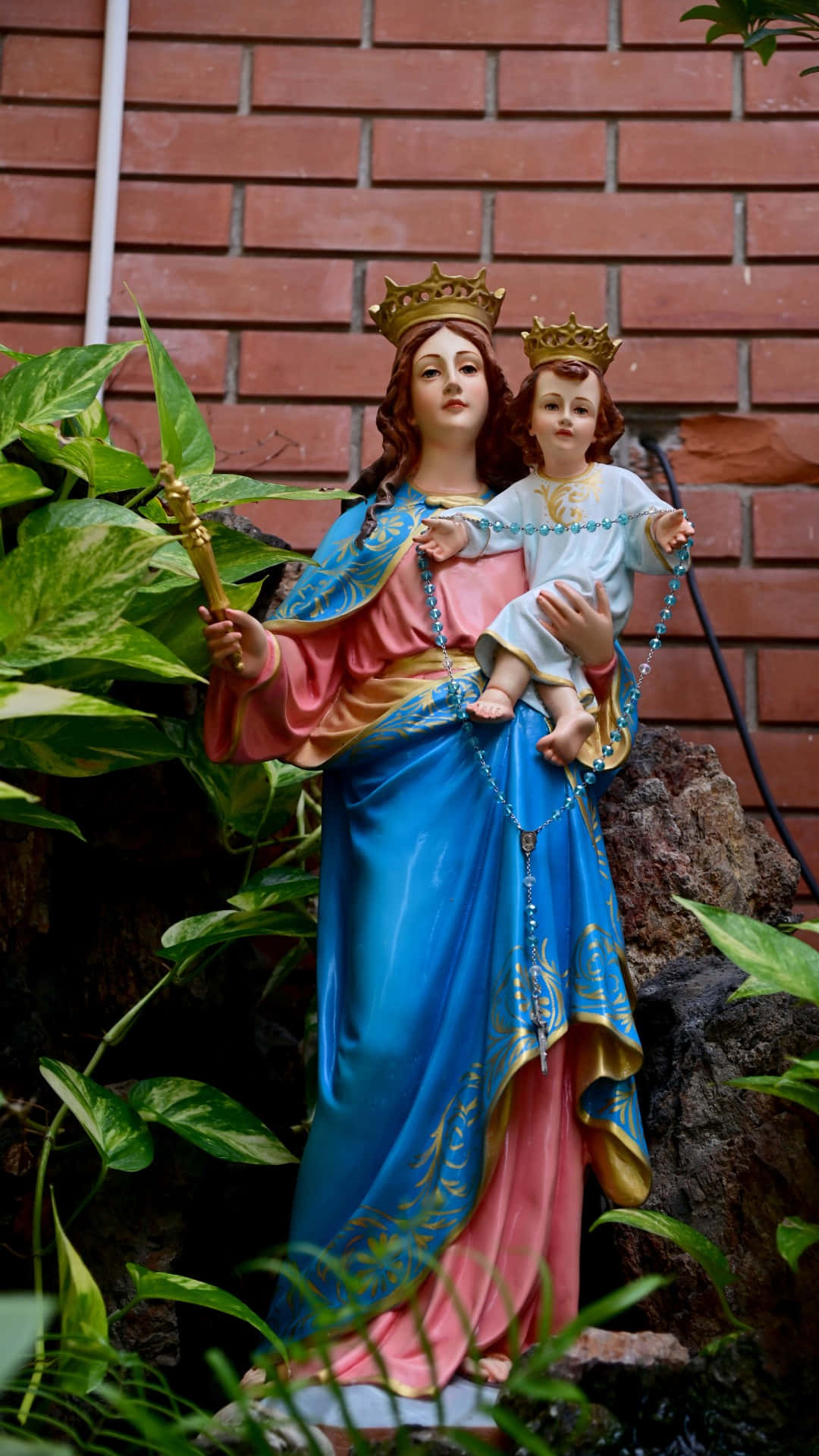 Madonnaand Child Statue Wallpaper