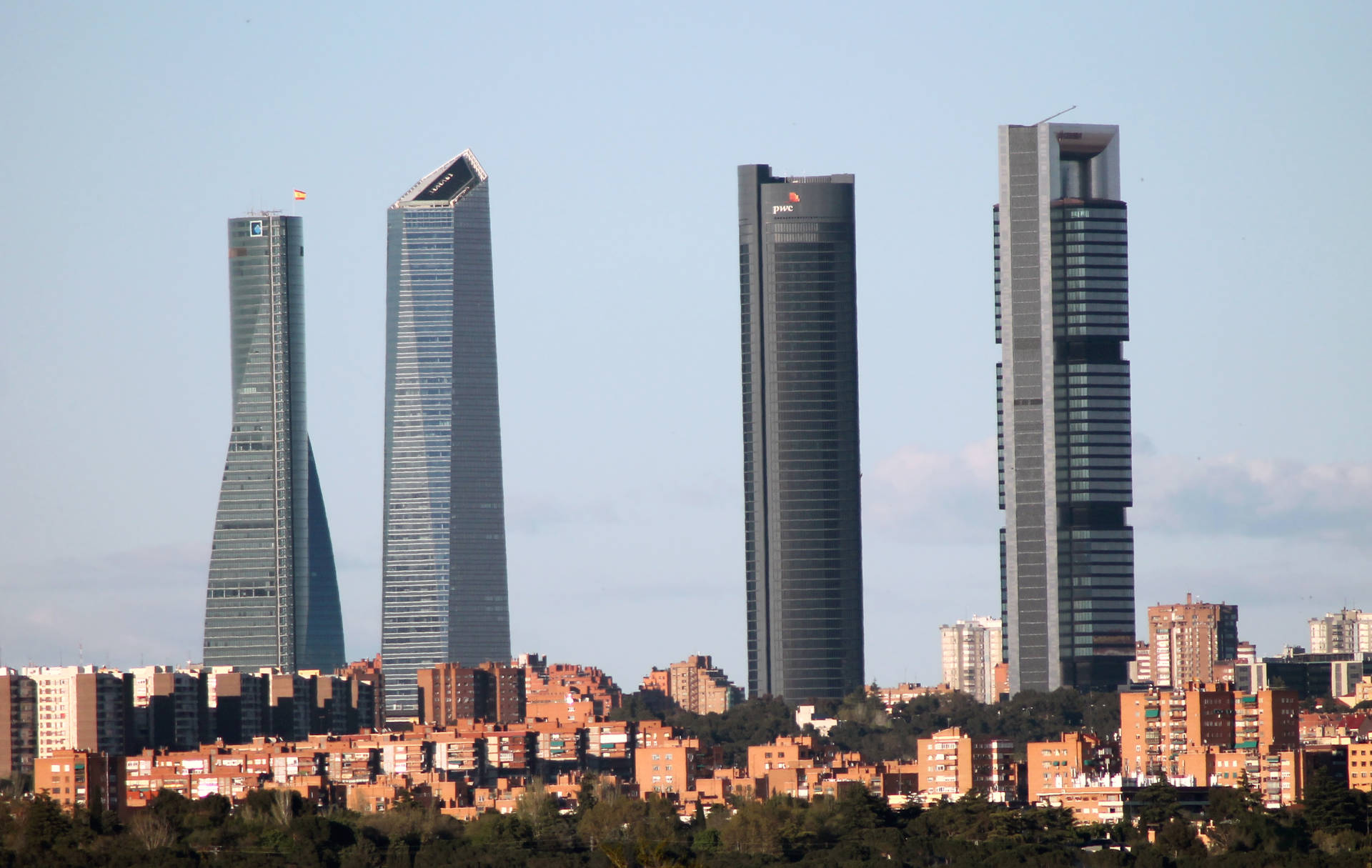 Nyd synet af det moderne Madrid fra Cuatro Torres Skyline Tapet. Wallpaper
