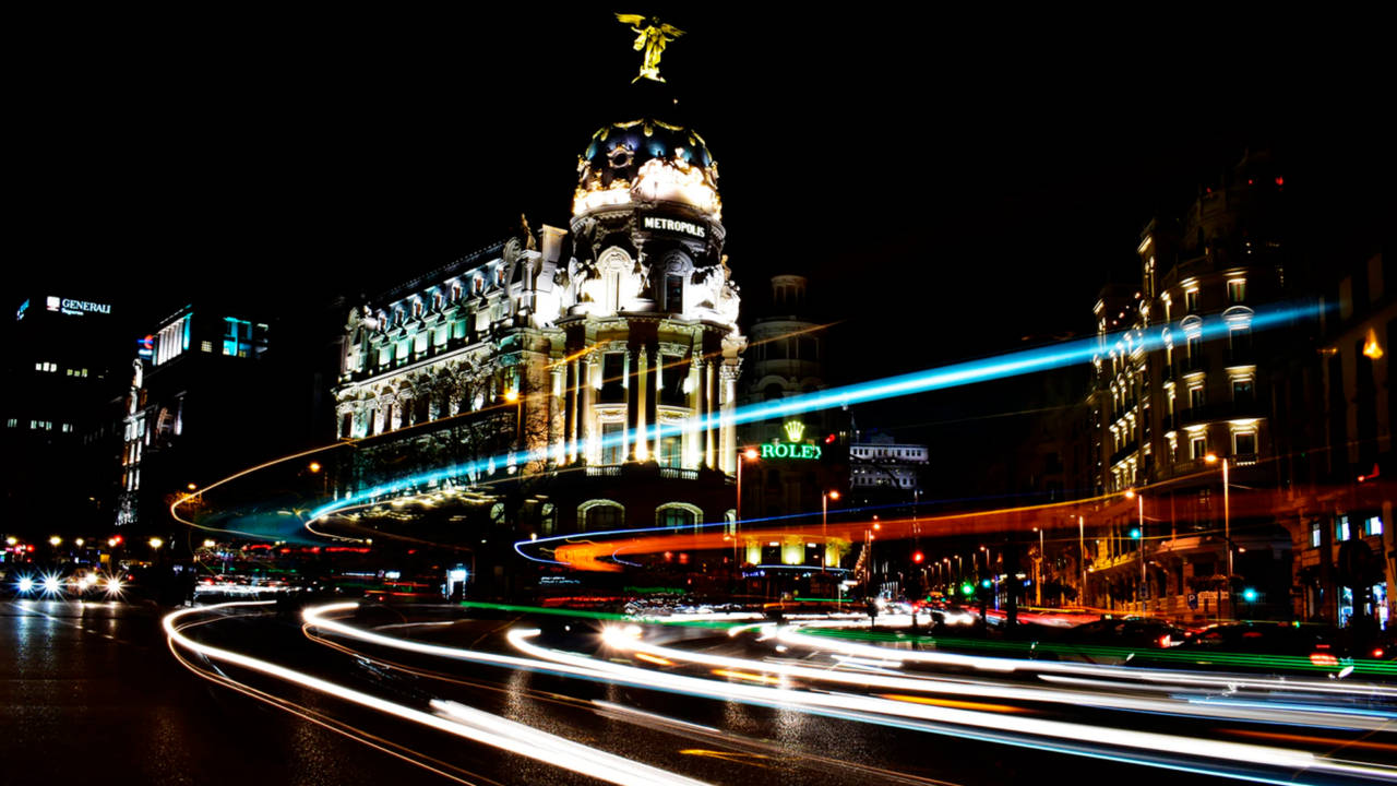 Madrid Gran Via Lang eksponering skaber et dramatisk udtryk. Wallpaper