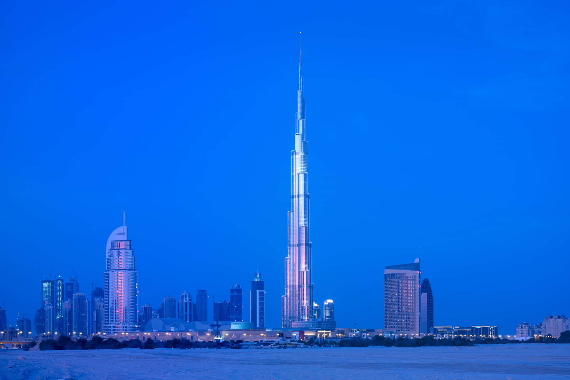 Maestosoburj Khalifa Che Domina L'orizzonte Di Dubai Al Tramonto.