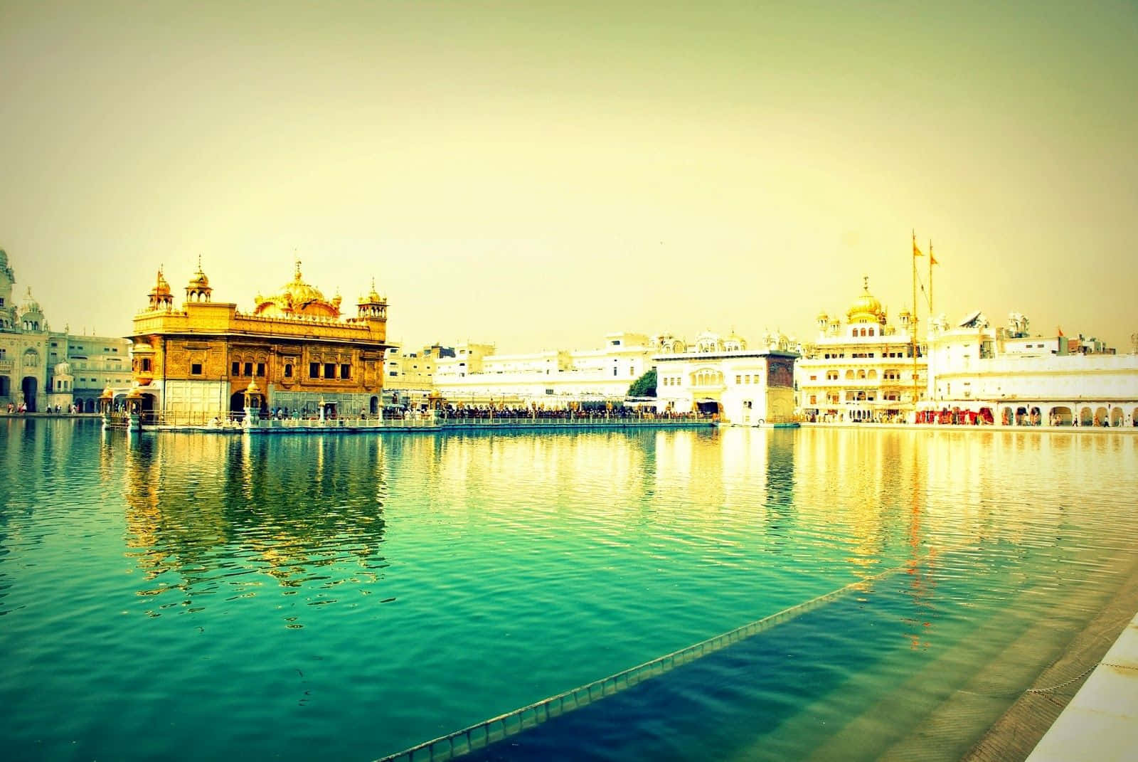 Maestosotempio D'oro Che Si Riflette Sulle Serene Acque Ad Amritsar