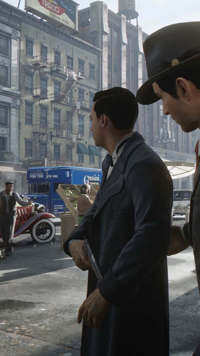 To mænd iført jakkesæt går ned ad gaden Wallpaper