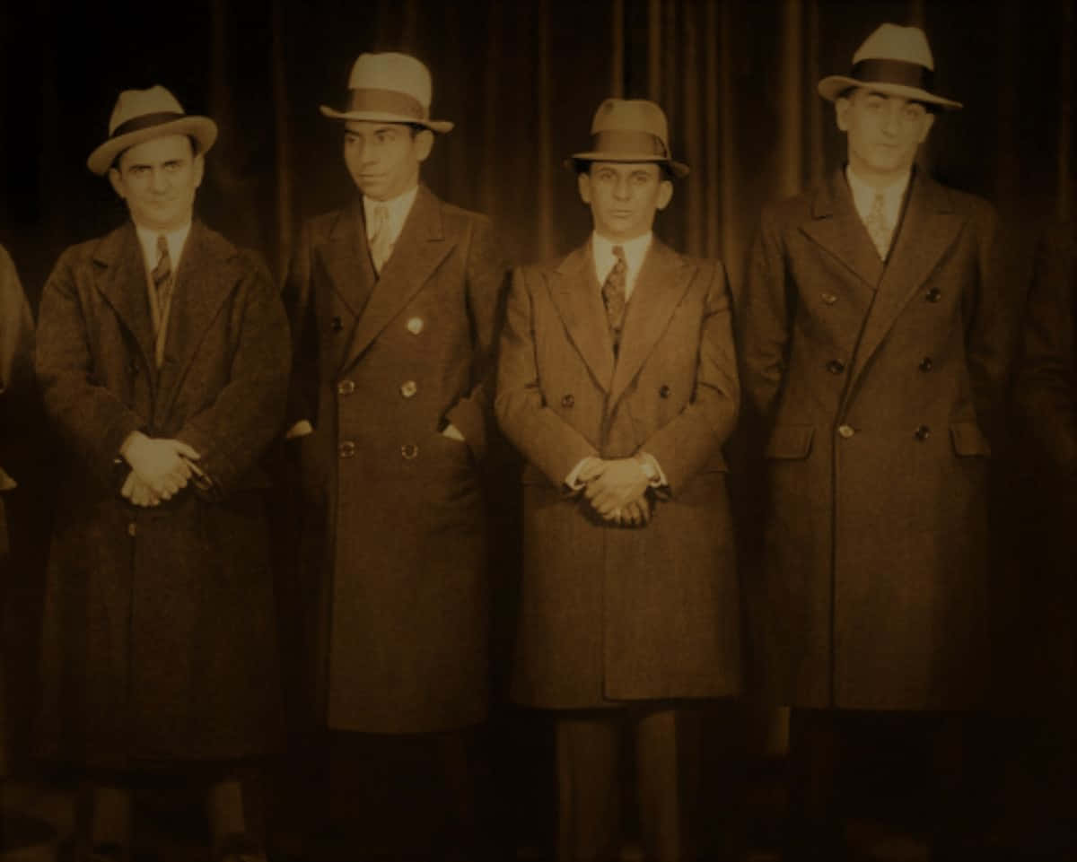 Einegruppe Männer In Anzügen Und Hüten