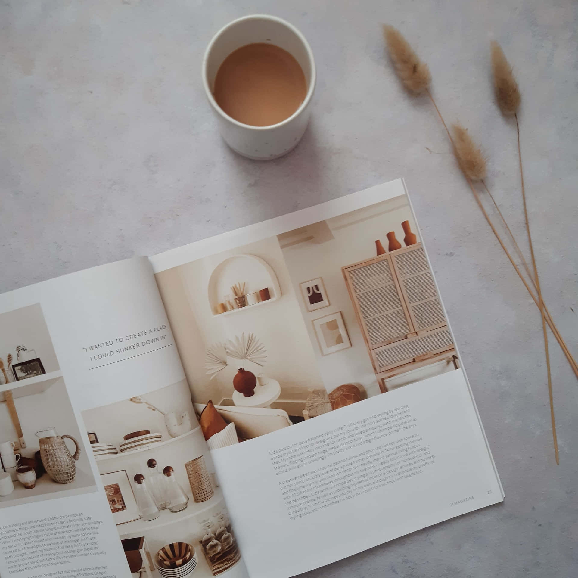 Einezeitschrift Mit Einer Tasse Kaffee Und Einer Vase