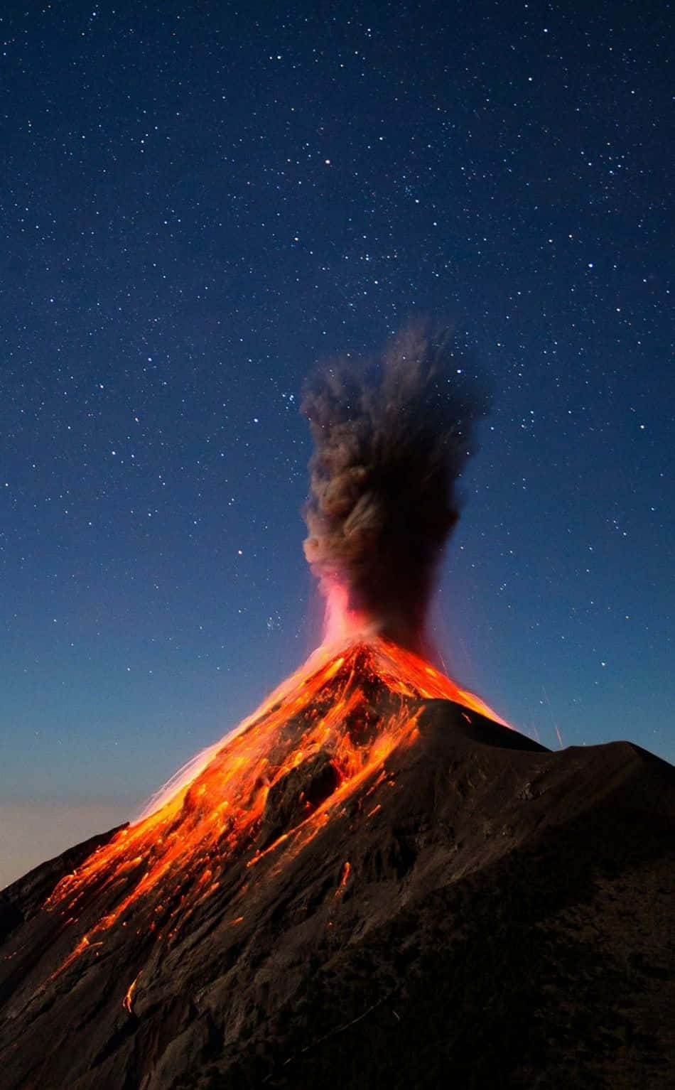 Magmatiskexplosion På Vulkanen Volcán De Fuego Som Dator- Eller Mobilbakgrund. Wallpaper