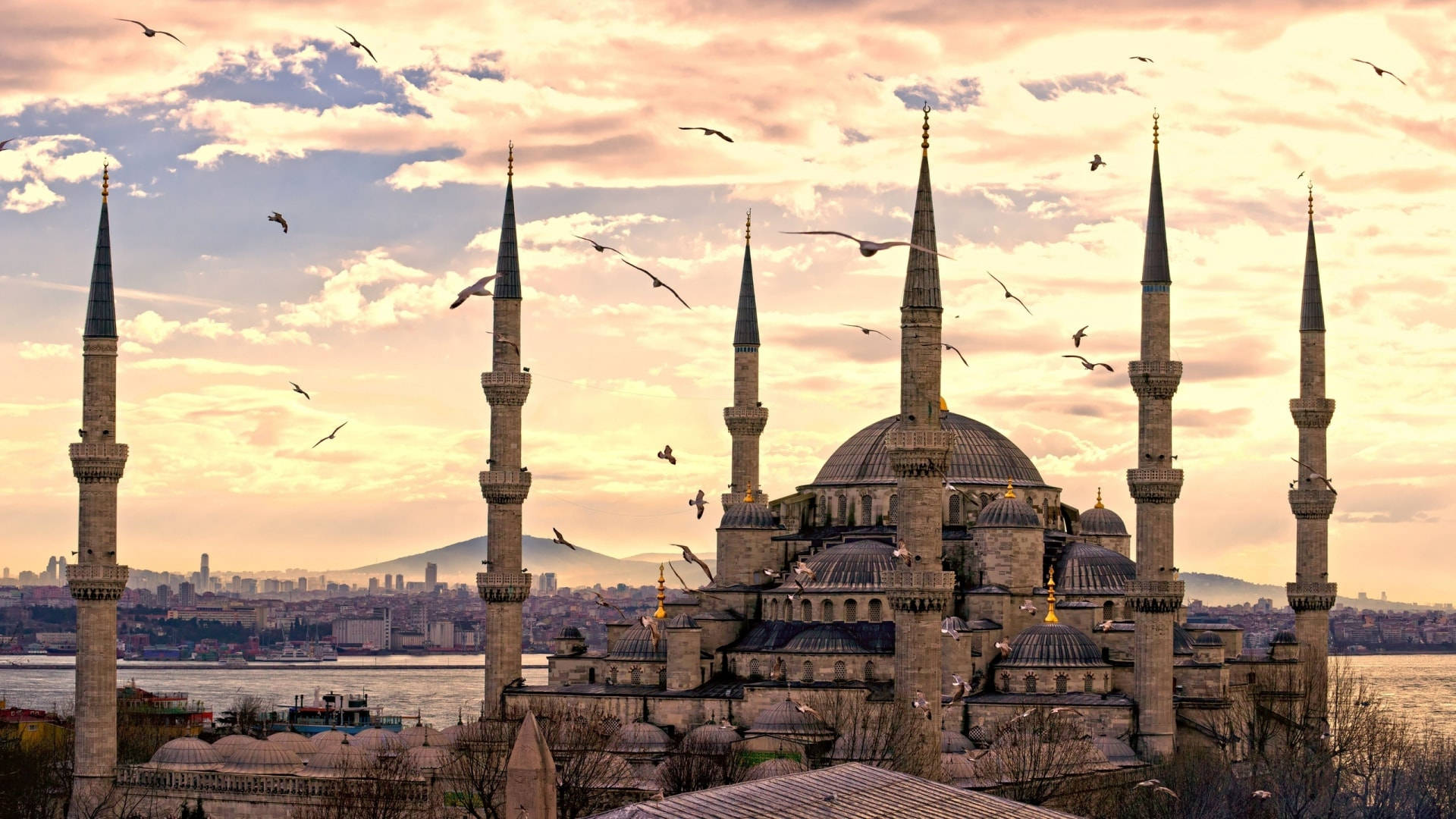 Magnificent Blue Mosque In Istanbul Wallpaper