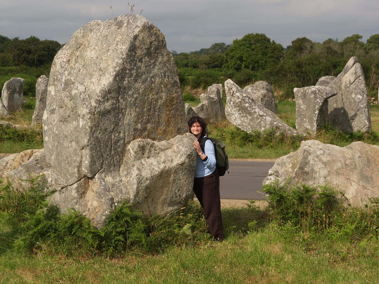 Smukke Carnac Megalitter med turist Wallpaper