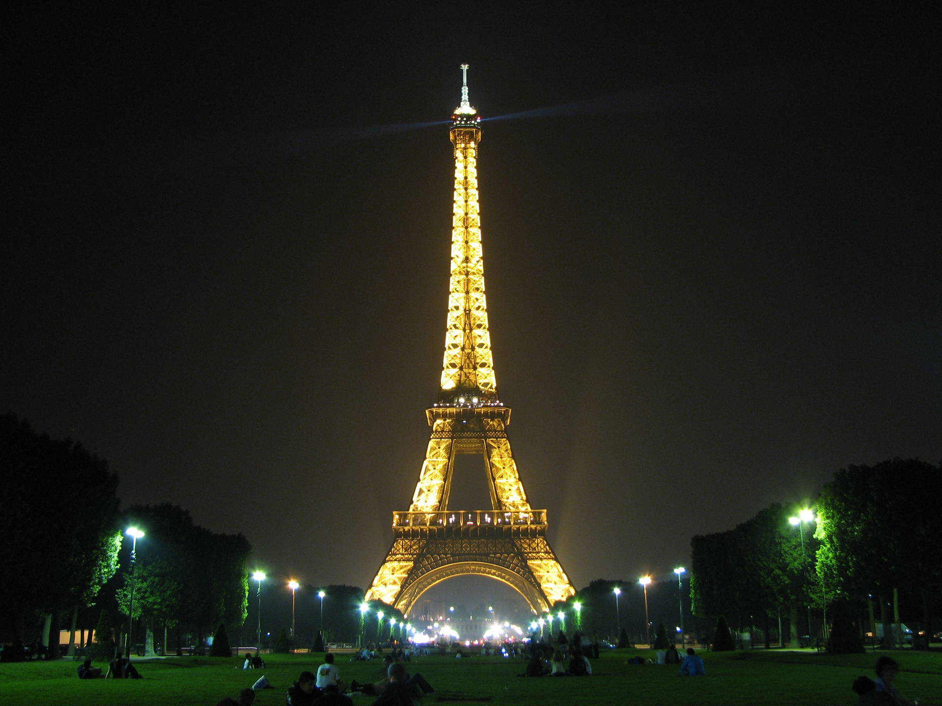 Fremragende Eiffel Tower Paris Dusk Udsigt Wallpaper