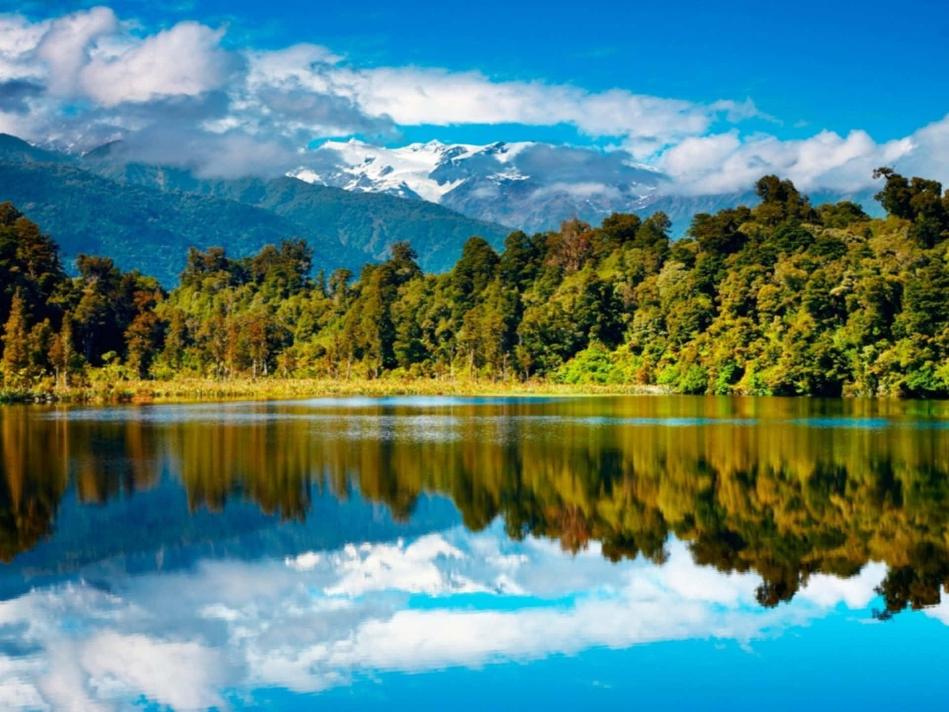 Magnificent Lake Reflection Wallpaper