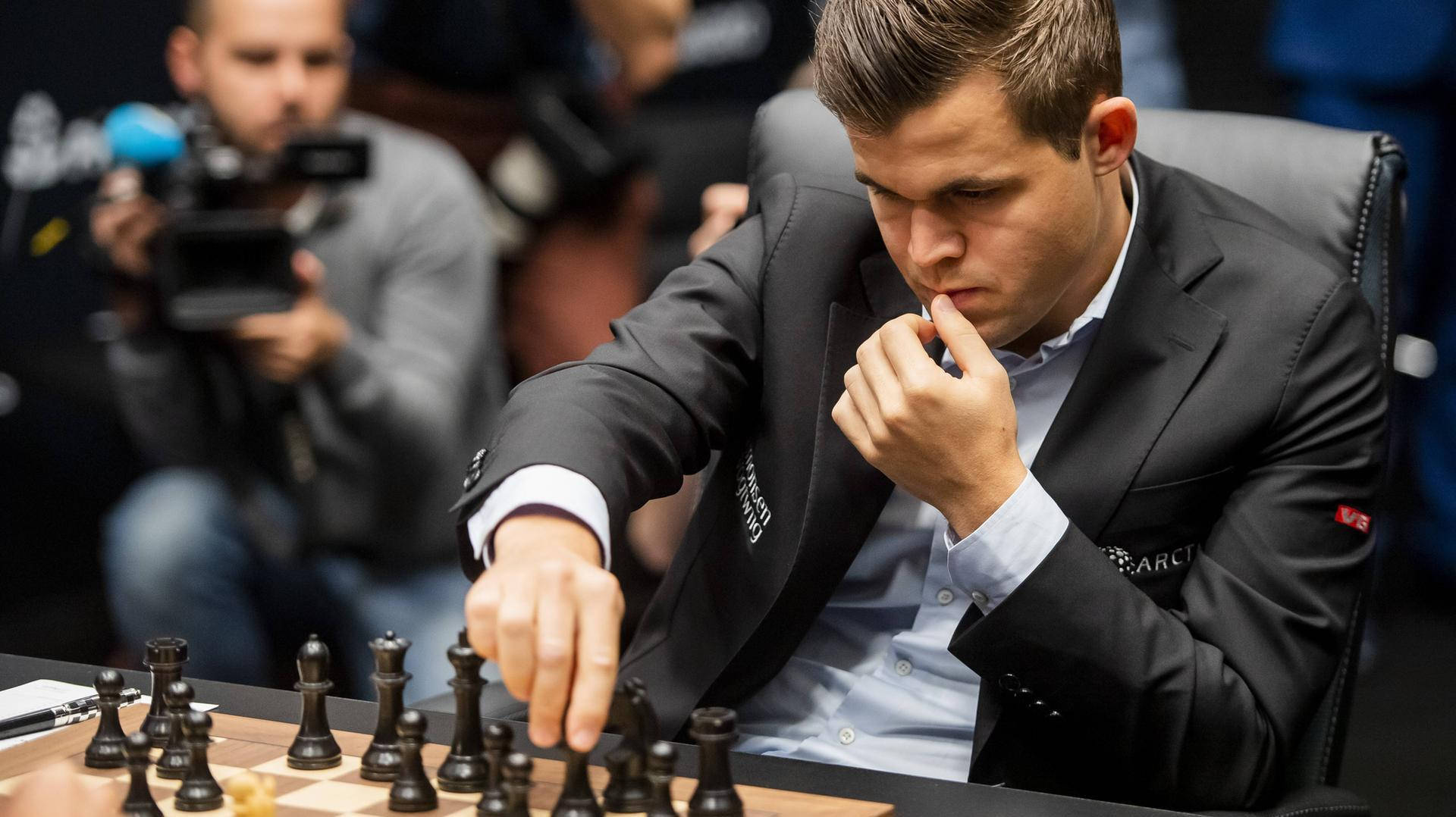 Magnus Carlsen sorte skakbrikker detaljeret wallpaper Wallpaper