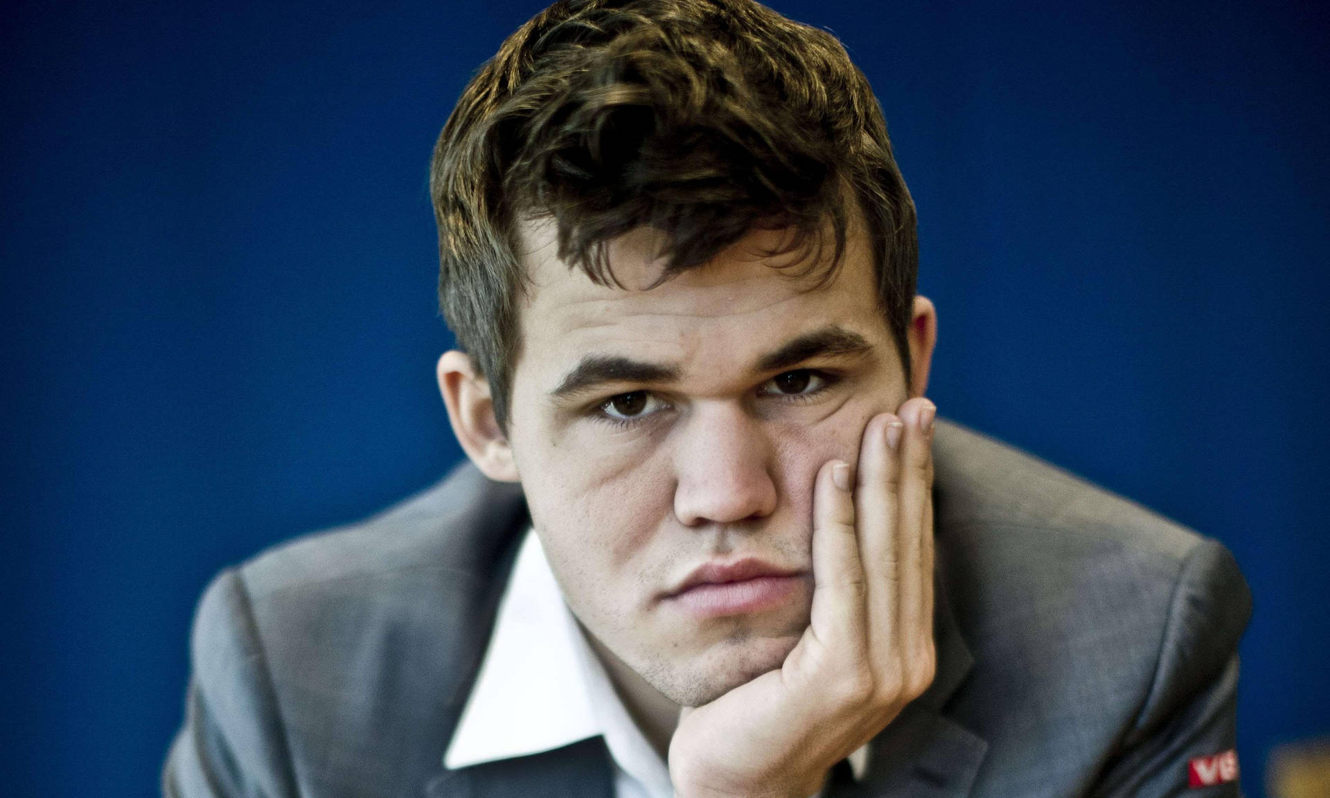 Magnus Carlsen Sguardo Profondo Sfondo