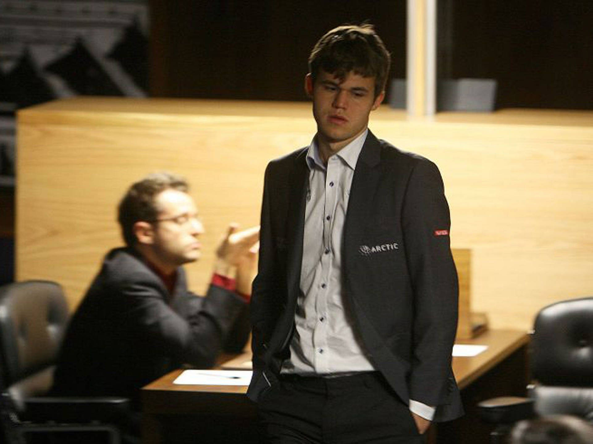 Magnus Carlsen Mani In Tasca Sfondo