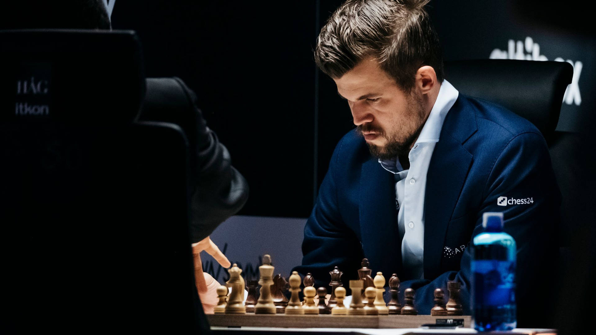 Magnus Carlsen In Una Partita A Scacchi Sfondo