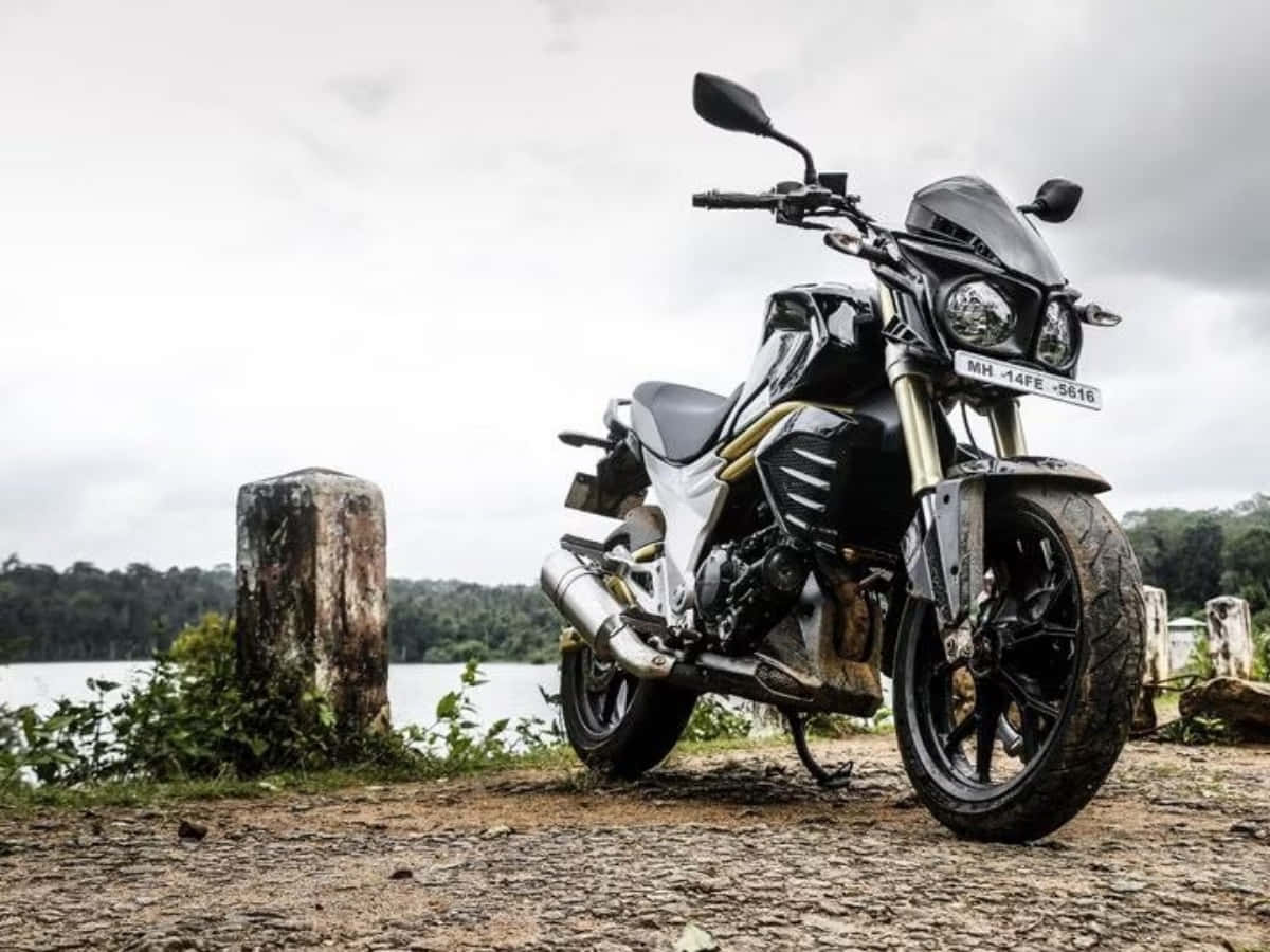 Mahindra Mojo Motorcycle Lakeside Park Wallpaper