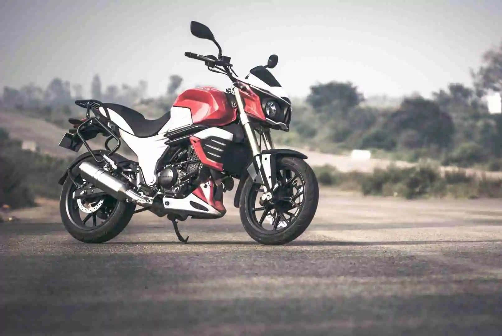 Mahindra Mojo Motorcycle Outdoor Profile Wallpaper