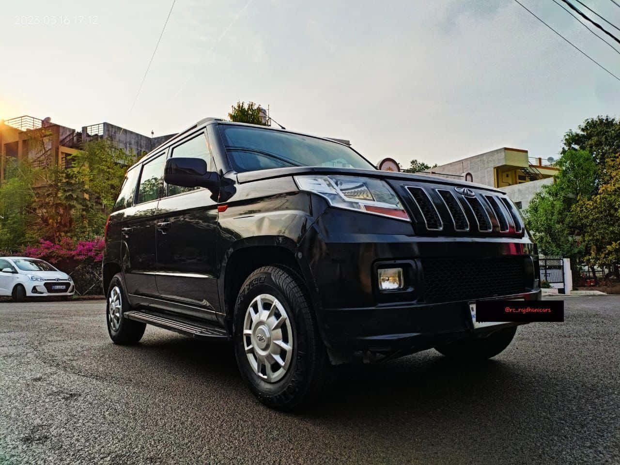 Suv Noir Mahindra Tuv300 À L'extérieur Fond d'écran