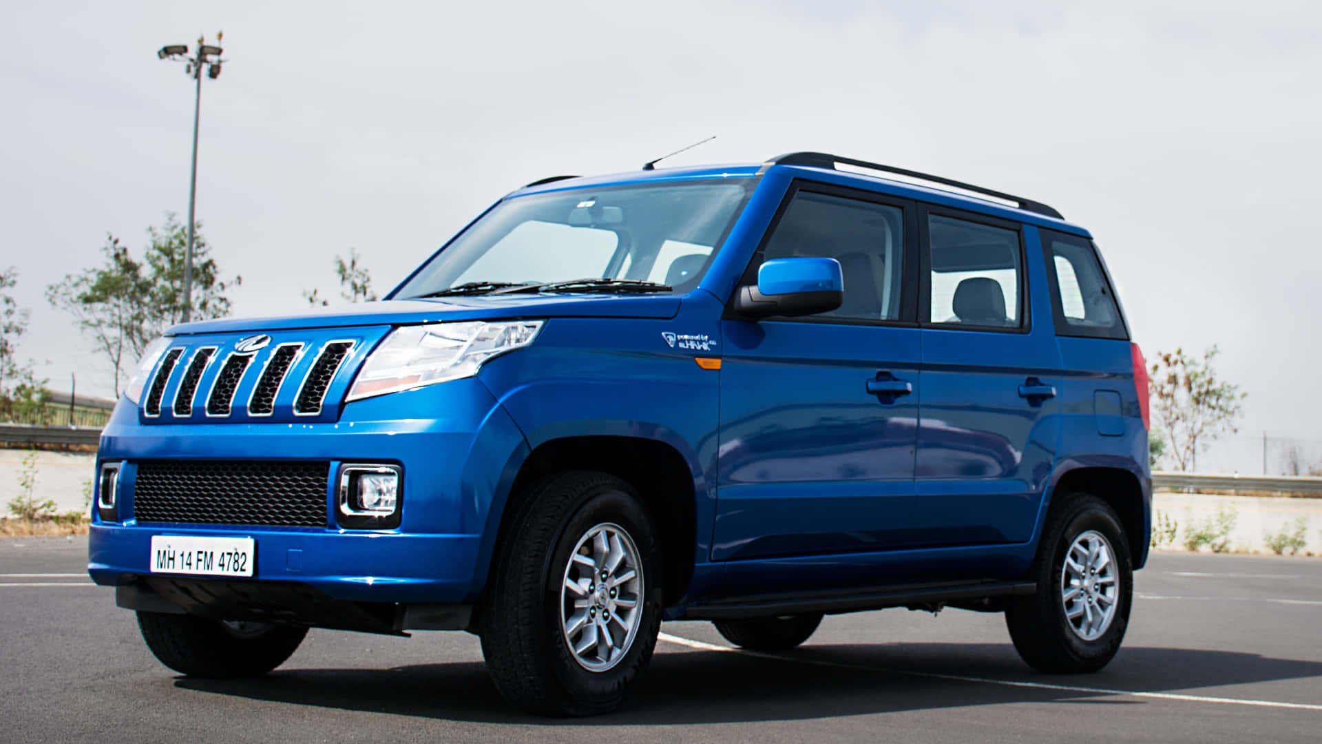 Mahindra T U V300 Suv Bleu Vue Latérale Fond d'écran