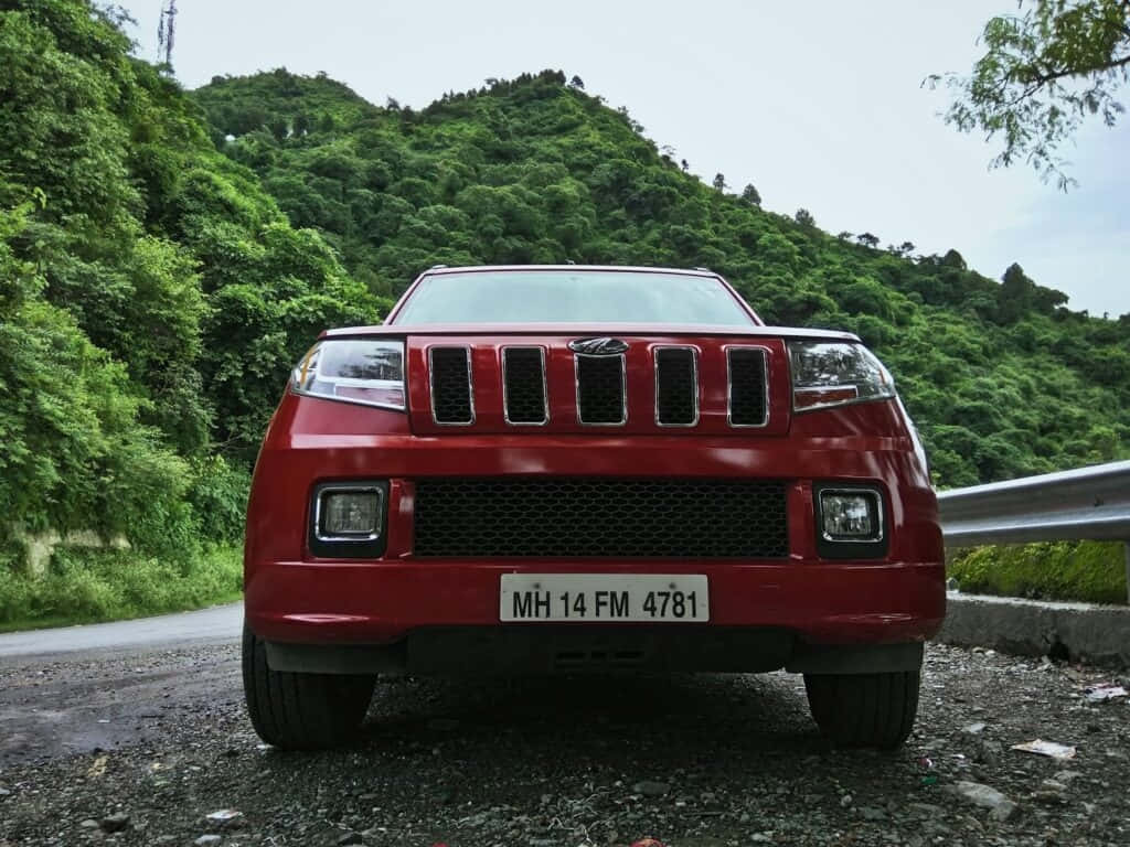 Vue De Face De Mahindra T U V300 Avec Arrière-plan Montagne Fond d'écran