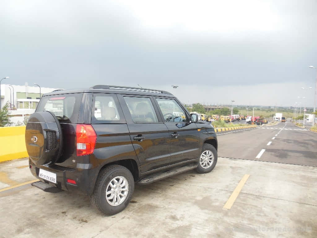 Mahindra T U V300 Garé Au Péage Fond d'écran