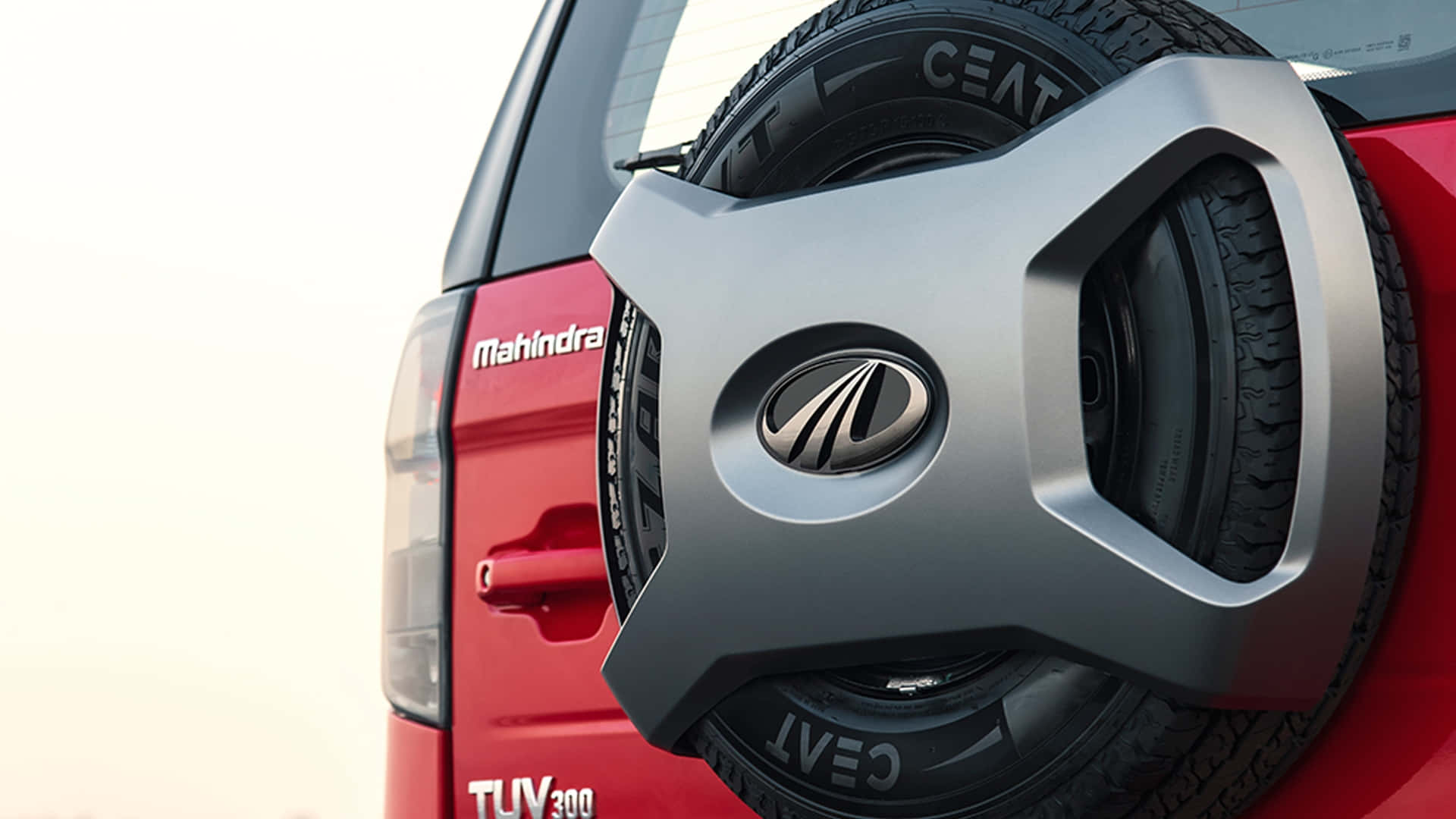 Couvercle De Roue De Secours Arrière Du Mahindra Tuv300 Fond d'écran