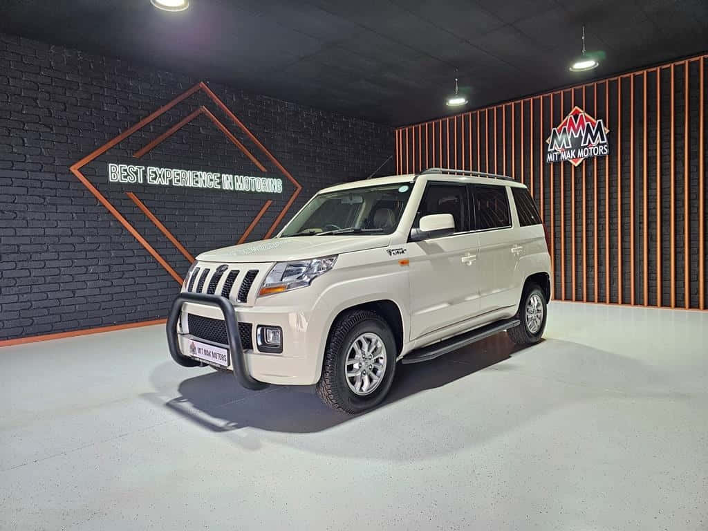 Vitrine De Mahindra Tuv300 Dans Un Showroom Fond d'écran