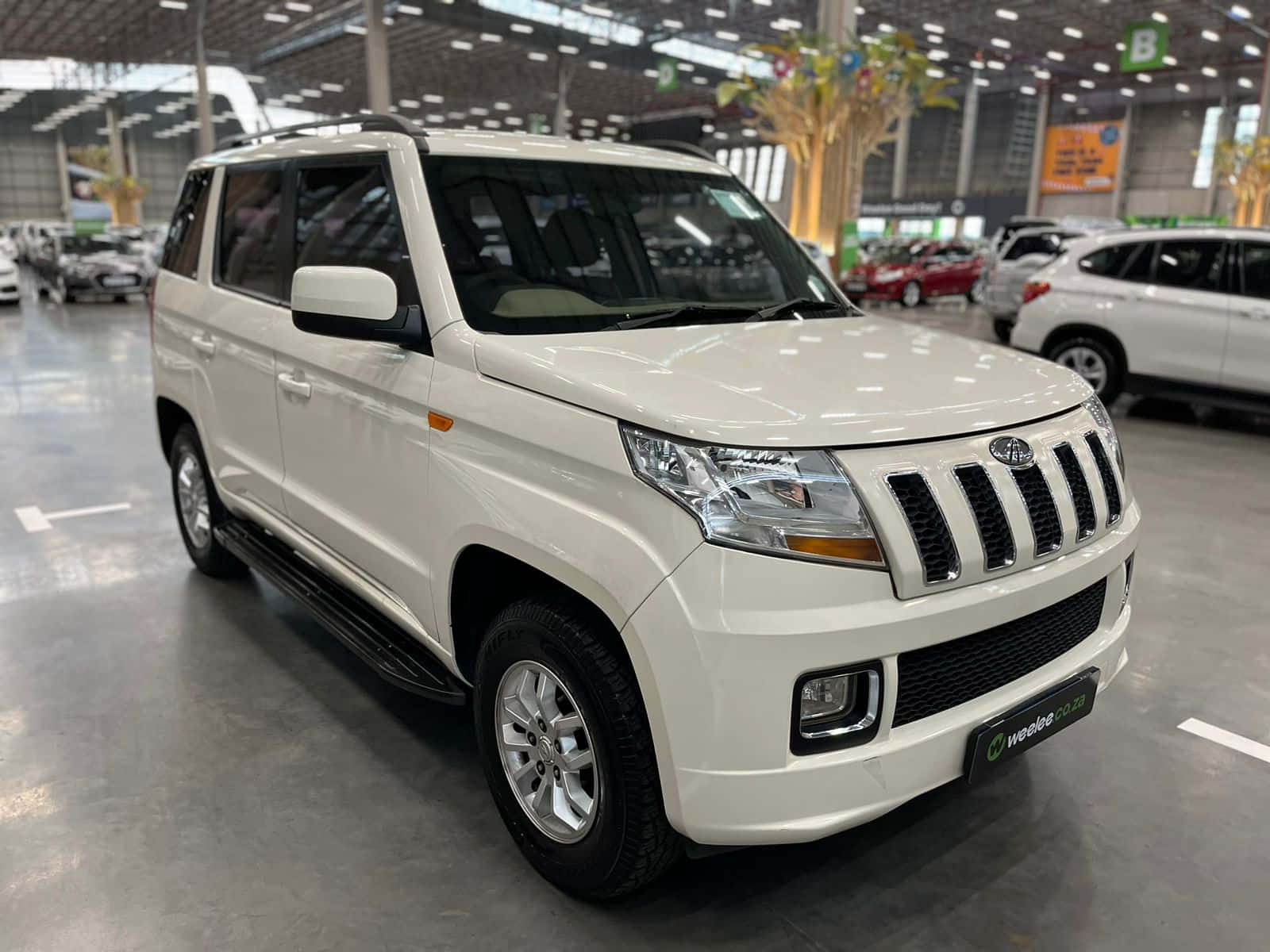 Vitrine De Mahindra Tuv300 Dans Un Showroom Fond d'écran