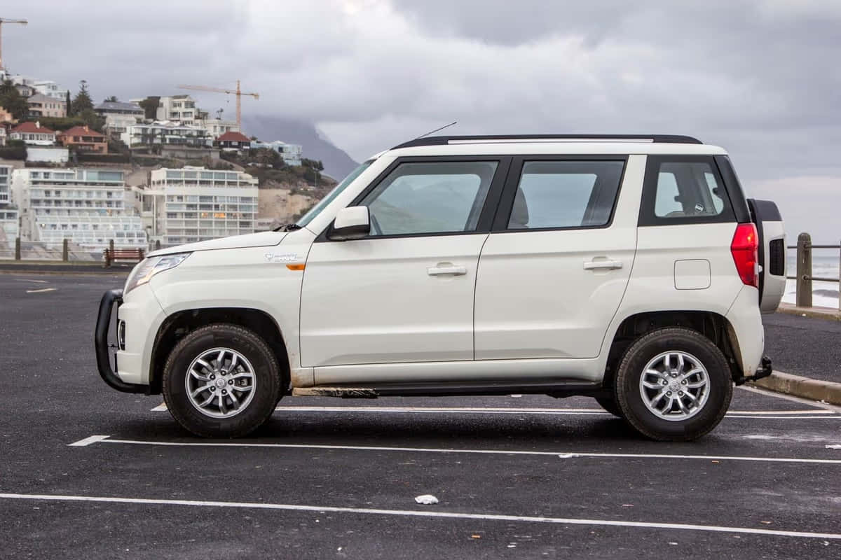 Vue Latérale Du Mahindra Tuv300 Garé Fond d'écran