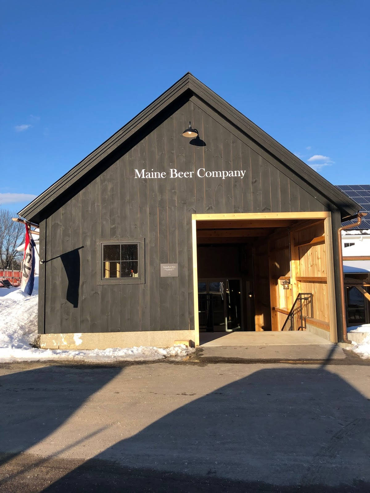 Sfondomaestosa Vista Frontale Del Birrificio Di Maine Beer Company Sfondo