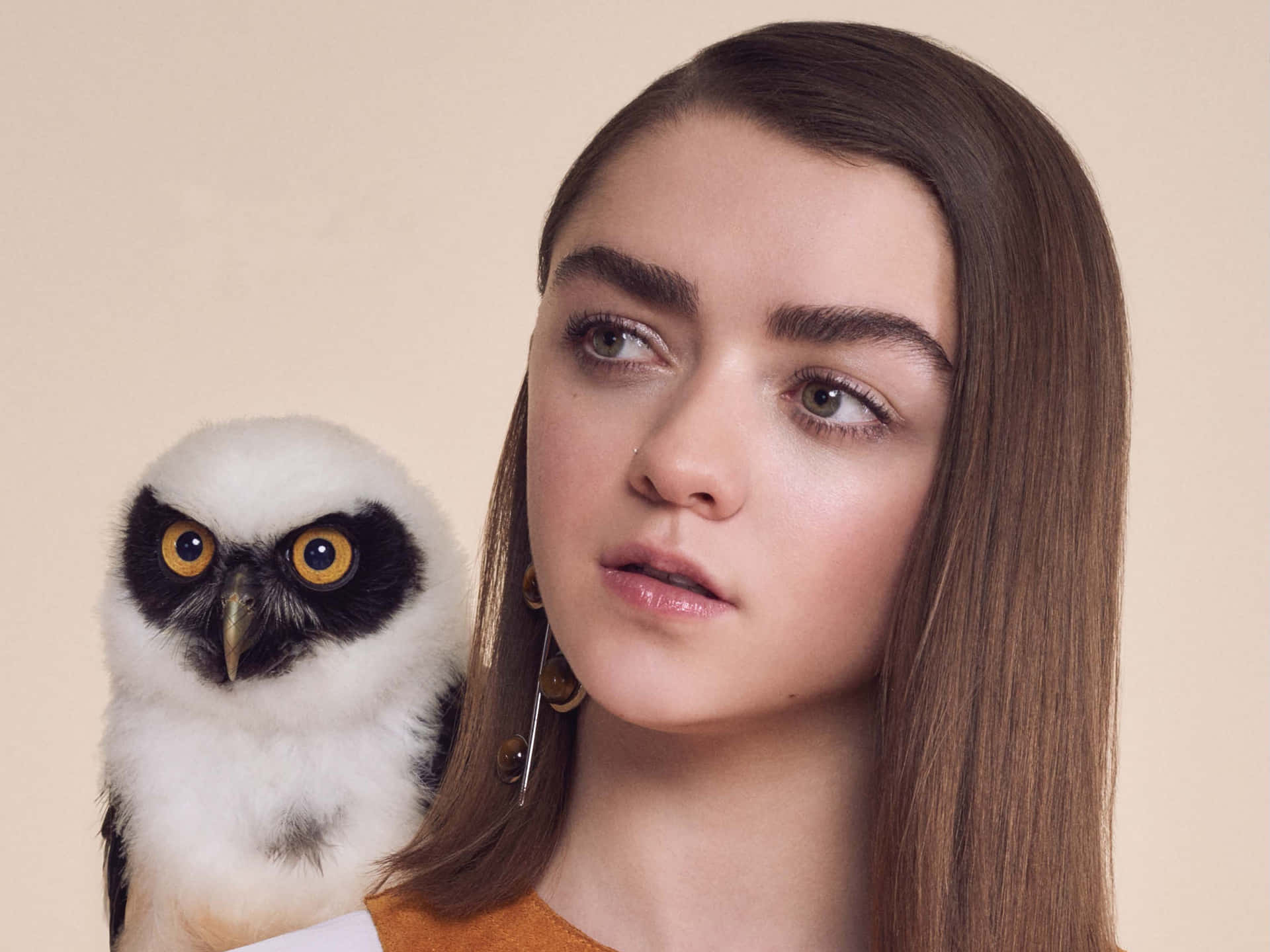 Maisie Williams Menawan Dalam Gaun Bunga Wallpaper