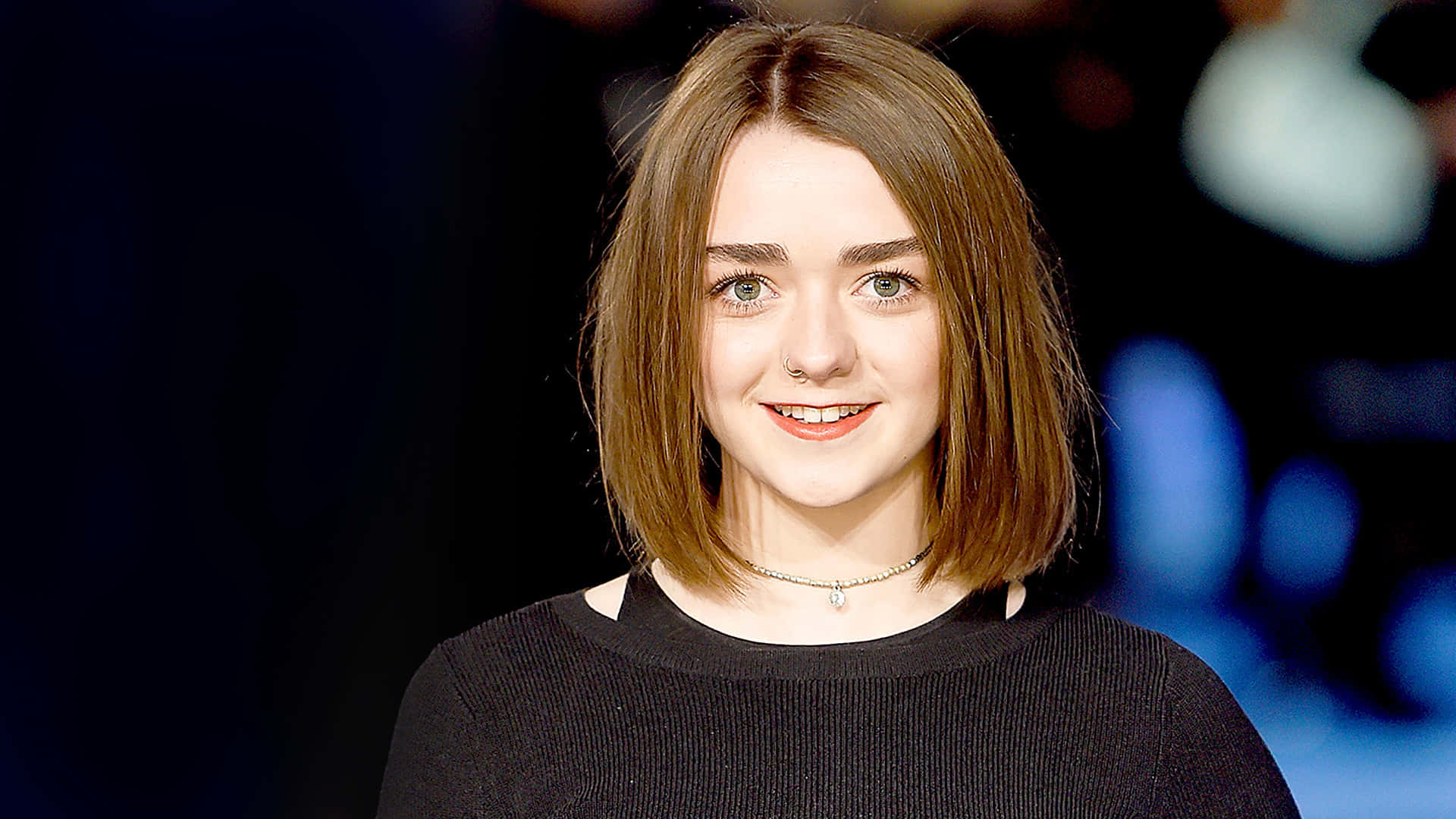 Maisie Williams Mengenakan Pakaian Chic Wallpaper