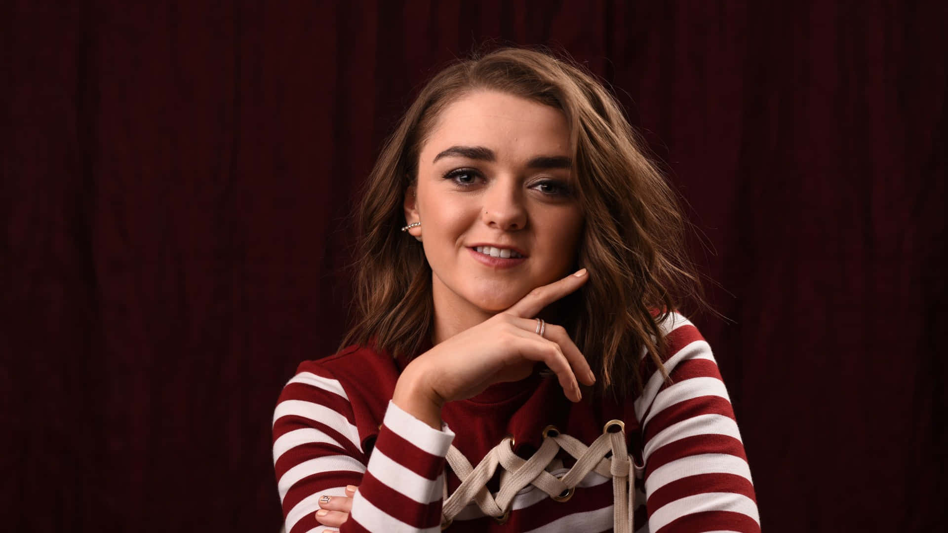 Maisie Williams Säteilee Eleganssia Ja Rohkeutta Taustakuva