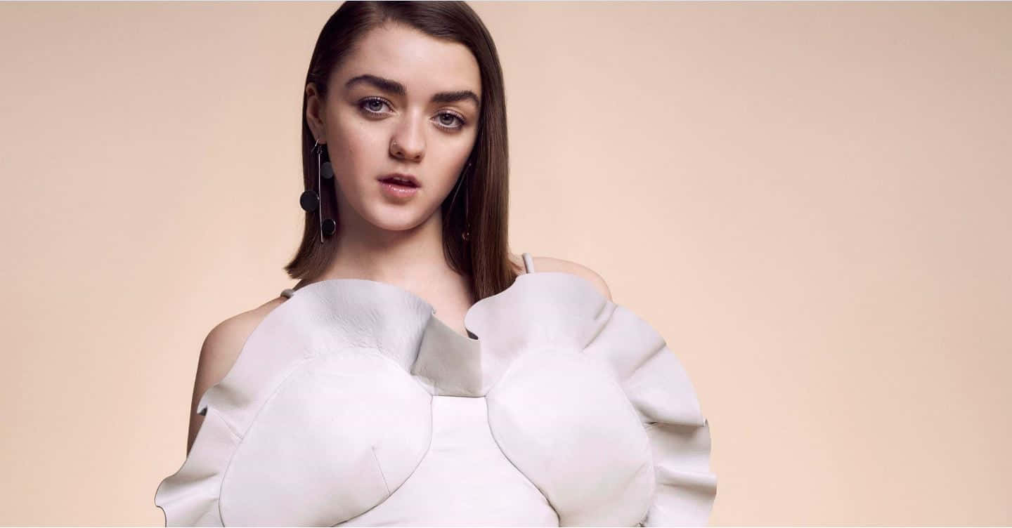 Maisie Williams Hohtaa Auringonlaskun Värissä Taustakuva