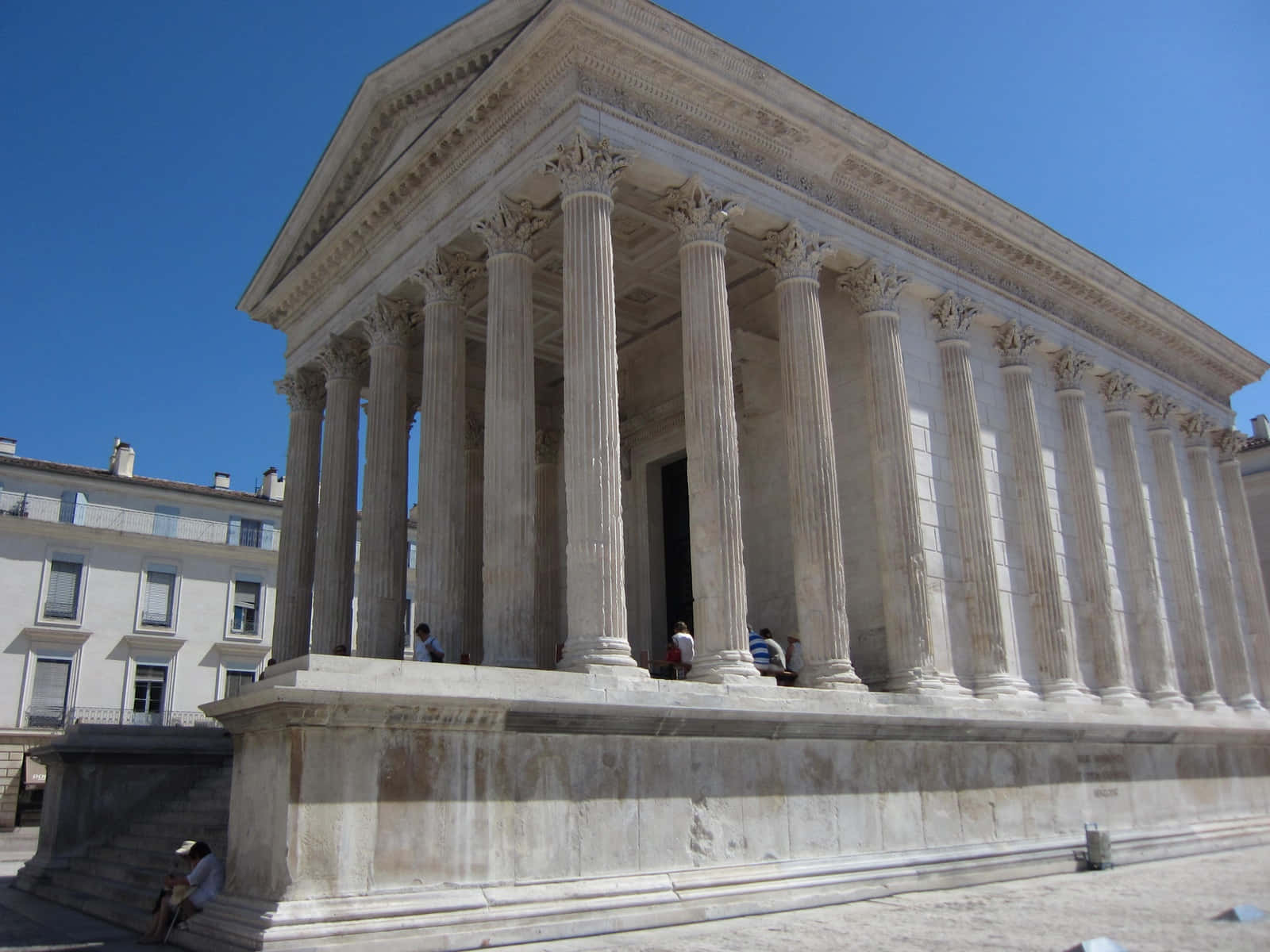 Maison Carrée From An Angle Wallpaper
