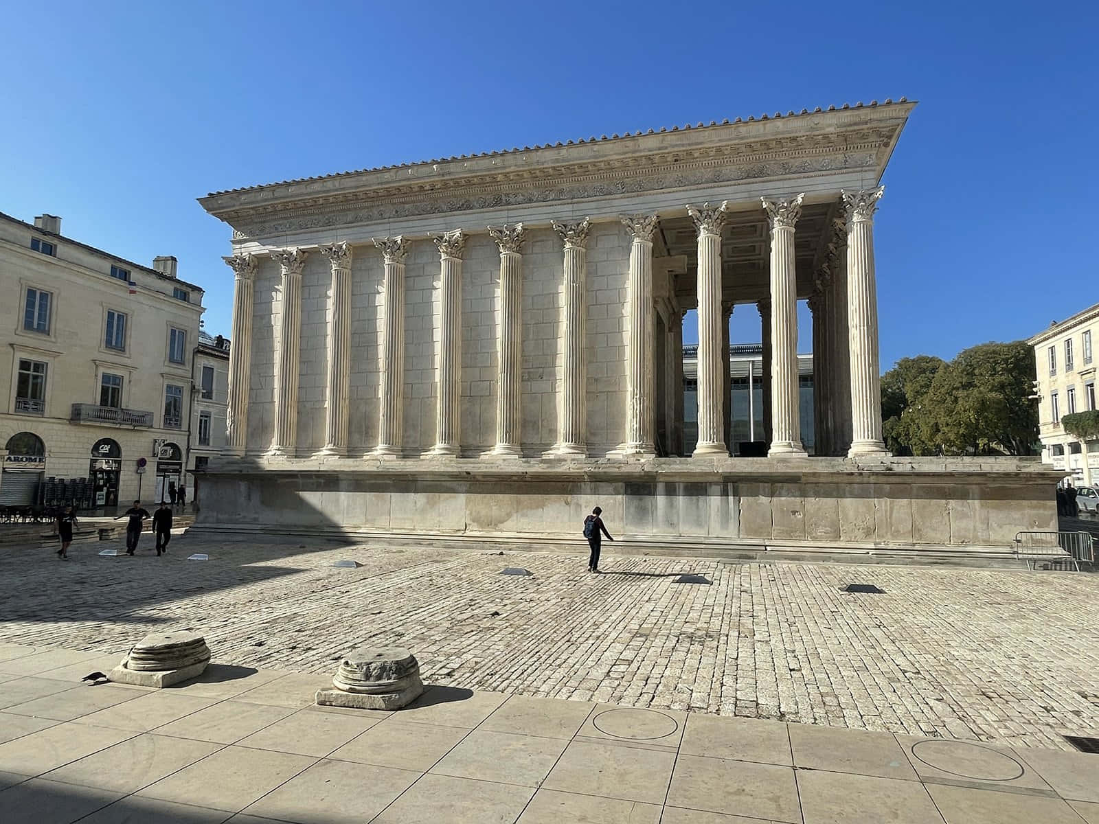 (translation: Maison Carrée Photo With Full Side View) Wallpaper