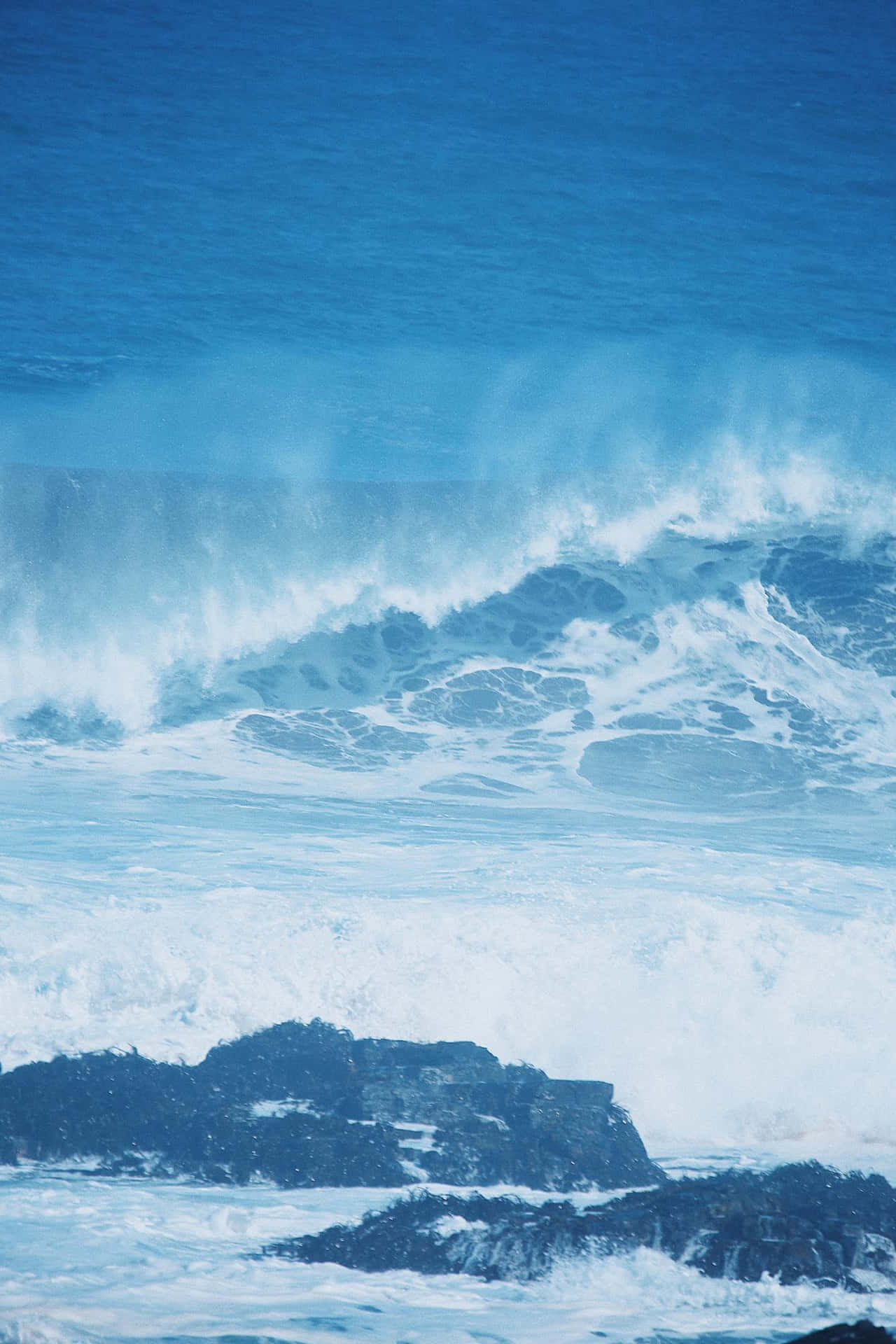Majestic Blue Waves Crashing Wallpaper