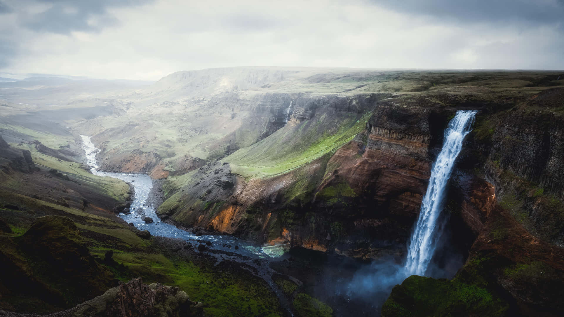 Majestueuze Waterval In De Canyon 4k Achtergrond